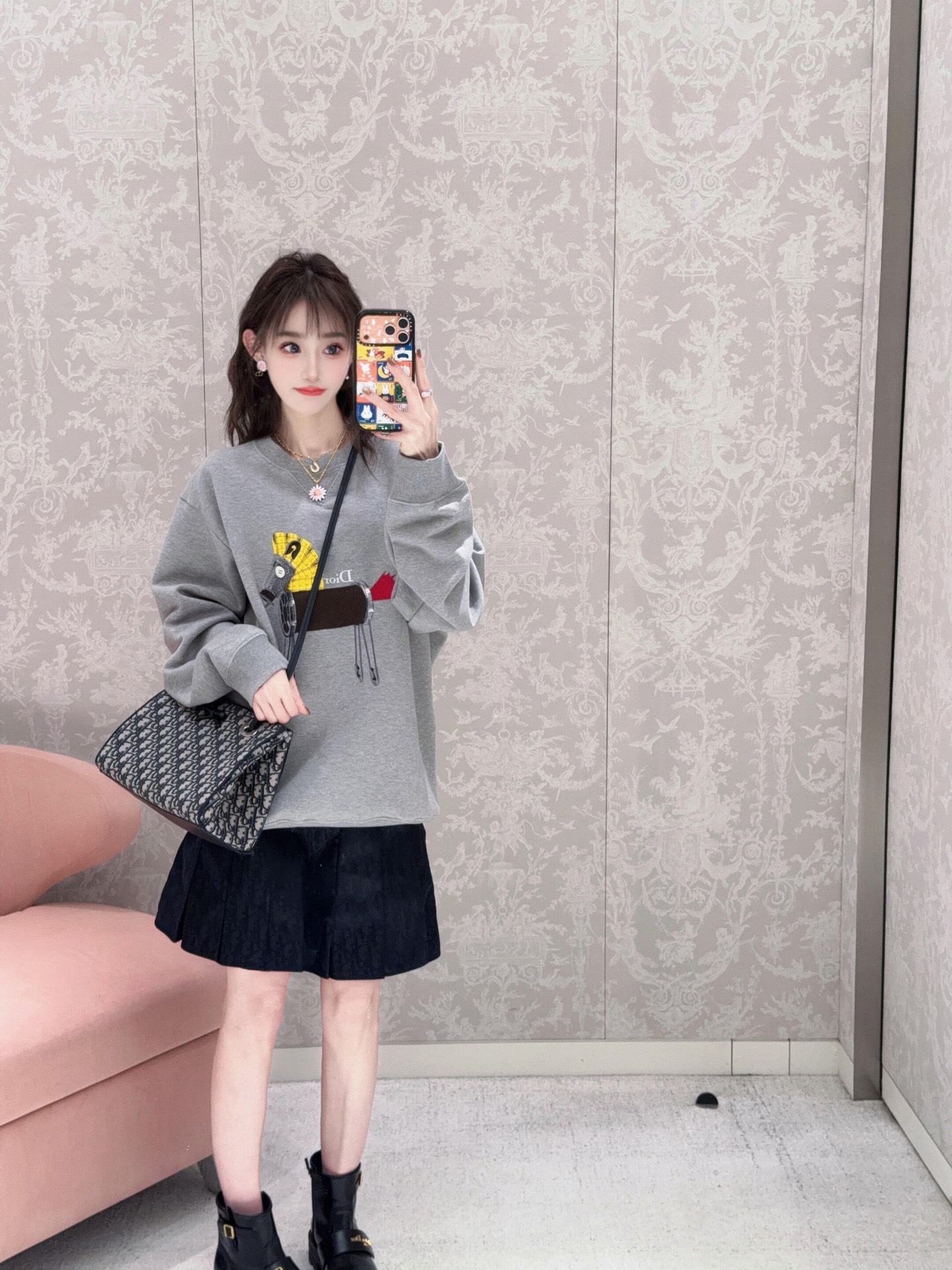 NO:713008,Dio* 26ss early spring new style pony embroidered loose round neck sweatshirt丨Exclusively developed by yb!  High quality production!  Selected high-weight pure cotton fabrics are soft to the touch and crisp. The loose-shouldered silhouette accommodates various body shapes and brings a unrestricted wearing experience. The pony embroidery on the chest is the soul of the design, which is created with layers of three-dimensional patches, metal pendants and colorful embroidery threads.  , The contrasting color combination of yellow, brown and red outlines a playful equestrian image, and the classic logo is hidden in the embroidery details, achieving a delicate balance between childlike fun and luxury. Ready for sale S/M/L,, dior, hoodie, sweatshirts,19860909Dio* 26ss早春新款 小马刺绣宽松版圆领卫衣丨独家yb开发！高版出品！精选高克重纯棉面料,触感柔软且挺括有度,宽松落肩版型包容各种身形,带来无拘无束的穿着体验.胸前的小马刺绣是设计的灵魂所在,以立体贴布、金属挂坠与彩色绣线层层打造,黄棕红的撞色搭配勾勒出俏皮的马术意象,经典标识隐于刺绣细节中,让童趣与奢华达成精妙平衡.现货发售S/M/L,,dior,hoodie,sweatshirts,,Women's clothing