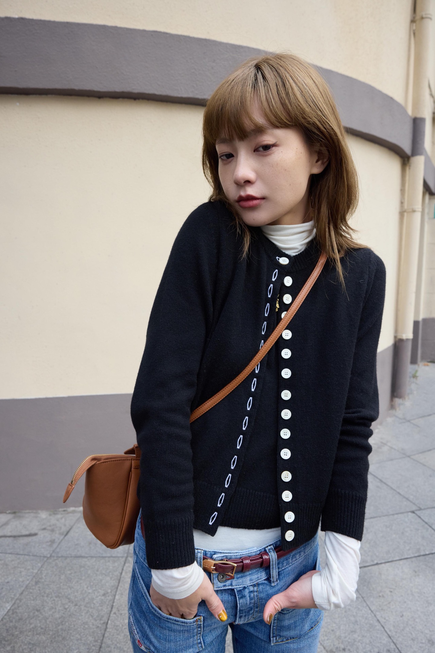 NO:713014,Celin* 25FW new autumn and winter cashmere button decorated round neck long-sleeved knitted cardigan丨Exclusively developed by yb!  Top quality production!  Made of rare cashmere wool, it is woven with a soft and skin-friendly wearing experience, and you can enjoy the gentle warmth of autumn and winter in a light wrap. The classic round neck outlines the neat neck line, and the scattered button decoration on the placket is the finishing touch, with a metallic texture and cashmere.  The soft collision brings out the chic French modernity. The long-sleeved cut is suitable for various scenes. It can be worn alone or layered to interpret the simple and high-end sense. It is an indispensable autumn and winter texture item in the wardrobe. Available in stock S/M/L,,celine,19860909Celin* 25FW秋冬新款 羊绒纽扣装饰圆领长袖针织开衫丨独家yb开发！顶级高版出品！以珍稀羊绒羊毛为原料,织就软糯亲肤的穿着体验,轻裹间尽揽秋冬的温柔暖意.经典圆领勾勒利落颈部线条,门襟处错落的纽扣装饰是点睛之笔,金属质感与羊绒的柔和碰撞出别致的法式摩登.长袖剪裁适配多场景穿搭,单穿叠搭皆能诠释简约高级感,是衣橱中不可或缺的秋冬质感单品.现货发售S/M/L,,celine,,Women's clothing