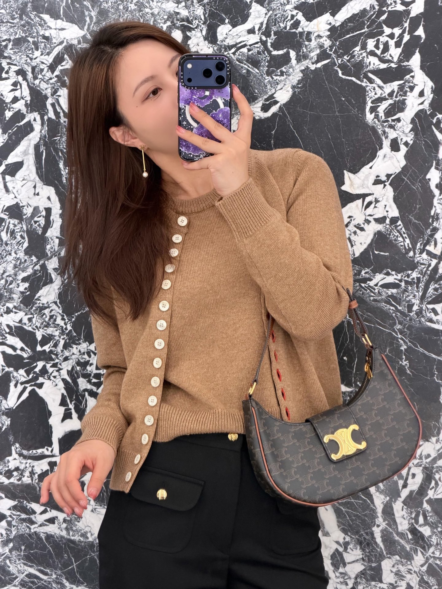 NO:713018,Celin* 25FW new autumn and winter cashmere button decorated round neck long-sleeved knitted cardigan丨Exclusively developed by yb!  Top quality production!  Made of rare cashmere wool, it is woven with a soft and skin-friendly wearing experience, and you can enjoy the gentle warmth of autumn and winter in a light wrap. The classic round neck outlines the neat neck line, and the scattered button decoration on the placket is the finishing touch, with a metallic texture and cashmere.  The soft collision brings out the chic French modernity. The long-sleeved cut is suitable for various scenes. It can be worn alone or layered to interpret the simple and high-end sense. It is an indispensable autumn and winter texture item in the wardrobe. Available in stock S/M/L,,celine,19860909Celin* 25FW秋冬新款 羊绒纽扣装饰圆领长袖针织开衫丨独家yb开发！顶级高版出品！以珍稀羊绒羊毛为原料,织就软糯亲肤的穿着体验,轻裹间尽揽秋冬的温柔暖意.经典圆领勾勒利落颈部线条,门襟处错落的纽扣装饰是点睛之笔,金属质感与羊绒的柔和碰撞出别致的法式摩登.长袖剪裁适配多场景穿搭,单穿叠搭皆能诠释简约高级感,是衣橱中不可或缺的秋冬质感单品.现货发售S/M/L,,celine,,Women's clothing