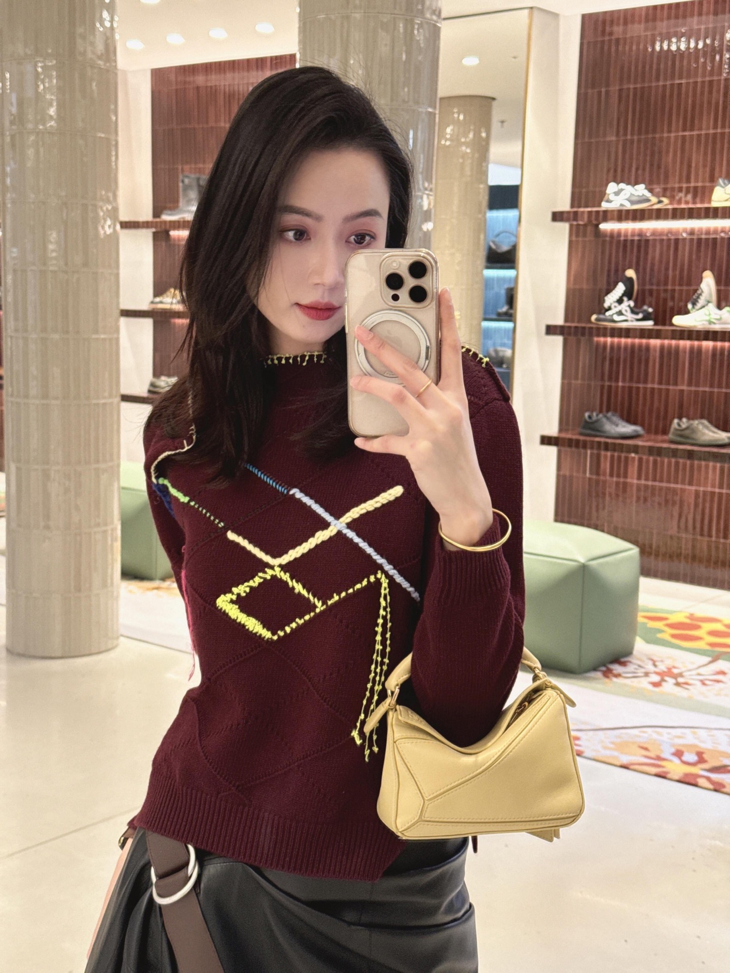 NO:713449,Loew* 26Ss early spring new style asymmetrical handmade diamond-shaped colorful thread embroidered knitted sweater丨Exclusively developed by yb!  Top quality production!  The fine wool knitted fabric is selected to bring a soft and skin-friendly wearing experience. The body is designed with asymmetrical tailoring, breaking the conventional visual balance. The hand-carved diamond-shaped colorful thread embroidery is the finishing touch, and contrasting lines such as fluorescent yellow and light blue are intertwined, injecting smart art into the calm wine red.  Feel. The unique shoulder profile echoes the short tailoring, easily outlines a neat figure, and integrates the exquisiteness of Spanish craftsmanship with the avant-garde design aesthetics, becoming a highly recognizable art piece in the early spring wardrobe. Ready for sale S/M/L,, loewe, sweaters,19860909Loew* 26Ss早春新款 不对称手工菱形彩线刺绣针织毛衣丨独家yb开发！顶级高版出品！甄选细腻羊毛针织面料,带来柔软亲肤的穿着体验.衣身采用不对称剪裁设计,打破常规的视觉平衡感,手工雕琢的菱形彩线刺绣是点睛之笔,荧光黄、浅蓝等撞色线条交织,为沉稳的酒红注入灵动艺术感.独特的肩部廓形与短款剪裁相呼应,轻松勾勒利落身形,将西班牙工艺的精致与先锋设计美学融合,成为早春衣橱中极具辨识度的艺术单品.现货发售S/M/L,,loewe,sweaters,,Women's clothing