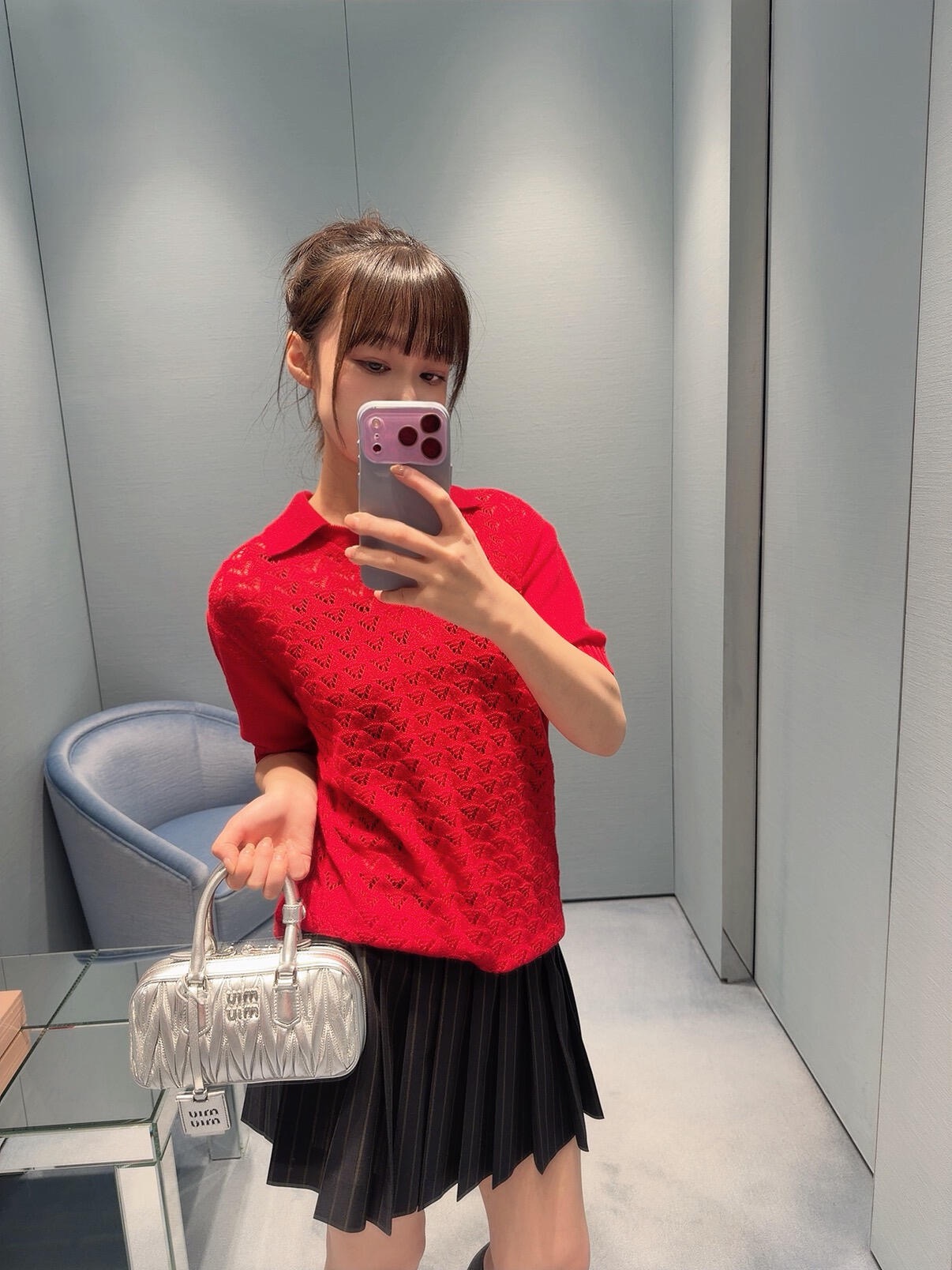 NO:713769,Miumi* 26Ss new early spring red cashmere knitted POLO shirt | Exclusively developed by yb!  Top quality production!  Selected rare cashmere fabric is made through delicate hollow knitting technology. It feels soft and skin-friendly while giving the body a transparent lace texture, which is light and translucent with exquisite texture layers. The classic POLO lapel design ensures  It retains a retro college-style accent, with short-sleeved tailoring that adapts to the temperature changes in early spring. The loose silhouette weakens the body shape and creates a casual sense of relaxation. Available now in S/M/L, miumiu, T-shirt,19860909Miumi* 26Ss早春新款 红色山羊绒针织POLO衫丨独家yb开发！顶级高版出品！精选珍稀山羊绒面料,经由细腻的镂空针织工艺打造,触感软糯亲肤的同时,让衣身呈现出通透的蕾丝纹理质感,轻透中透着精致的肌理层次.经典的POLO翻领设计保留了复古学院风的腔调,短袖剪裁适配早春的温度变化,宽松的衣身廓形弱化了身形束缚,营造出随性的松弛感.现货发售S/M/L,,miumiu,T-shirt,,Women's clothing