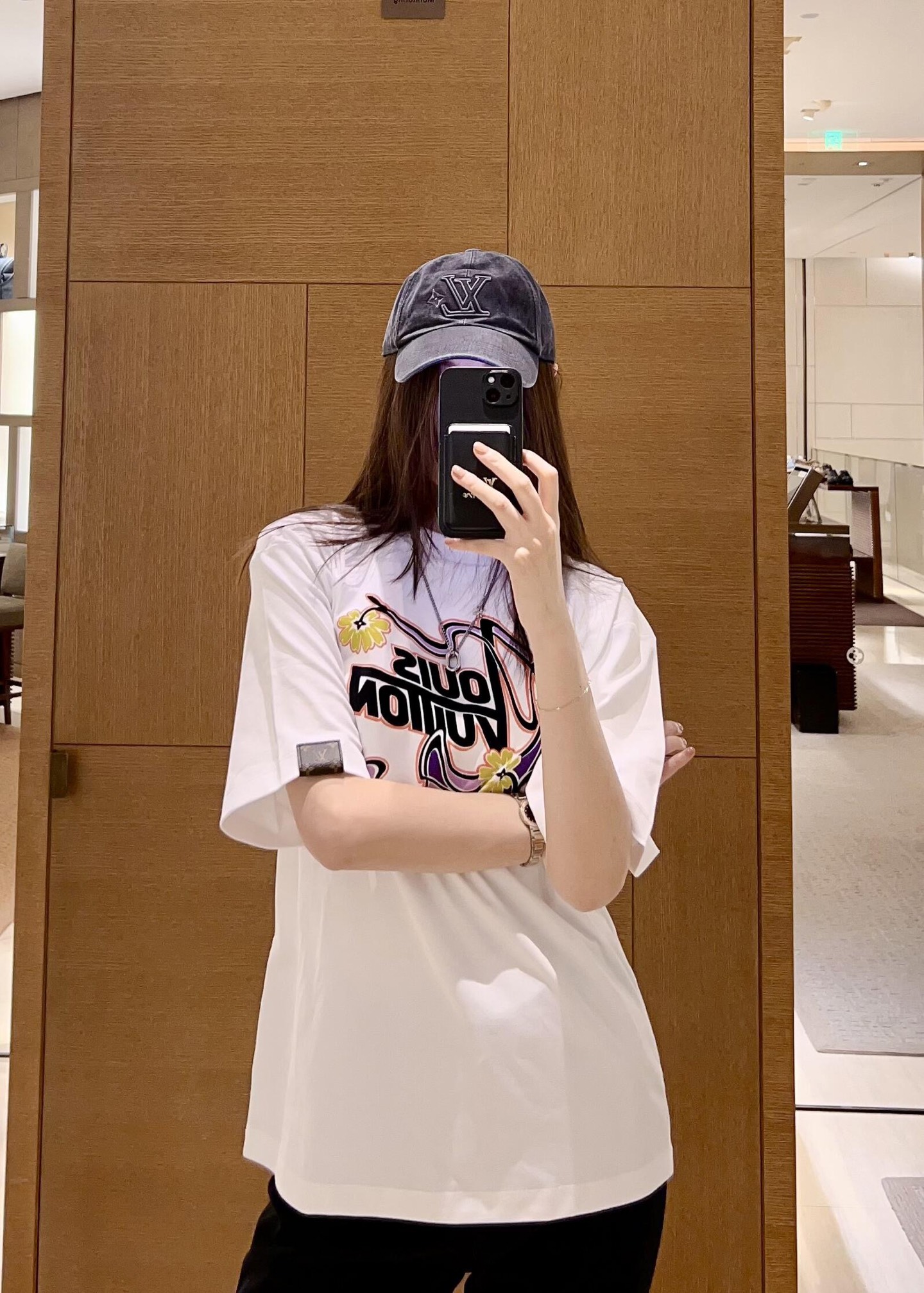 NO:713758,Louis Vuitt*n 26Ss new early spring flower print round neck short-sleeved T-shirt | Exclusively developed by yb!  Top quality production!  The printed pattern on the chest outlines the logo with flowing lines and is embellished with bright yellow flowers, which breaks the stereotype of traditional logos and is particularly eye-catching in spring wear. The heavy cotton fabric gives the T-shirt an excellent silhouette. The loose round neck version is suitable for various body shapes, and the dropped shoulder design creates a casual and lazy atmosphere. Pair it with overalls to create a casual street style, and with a plaid skirt to unlock a sweet and cool girly look. A T-shirt can be used to play with various outfits in early spring!  Ready for sale S/M/L,, louis vuitton, skirts, T-shirt, tees, t-shirt,19860909Louis Vuitt*n 26Ss早春新款 花朵印花圆领短袖T恤丨独家yb开发！顶级高版出品！胸前的印花图案以流动线条勾勒标识,明黄花朵点缀其间,打破了传统Logo的刻板印象,在春日穿搭中格外吸睛.重磅纯棉面料赋予T恤极佳的廓形感,宽松的圆领版型适配各种身形,落肩设计则营造出随性的慵懒氛围.搭配工装裤可打造率性街头风,配格纹半裙则解锁甜酷少女感,一件T恤即可玩转早春多元穿搭！现货发售S/M/L,,louis vuitton,skirts,T-shirt,tees，t-shirt,,Women's clothing