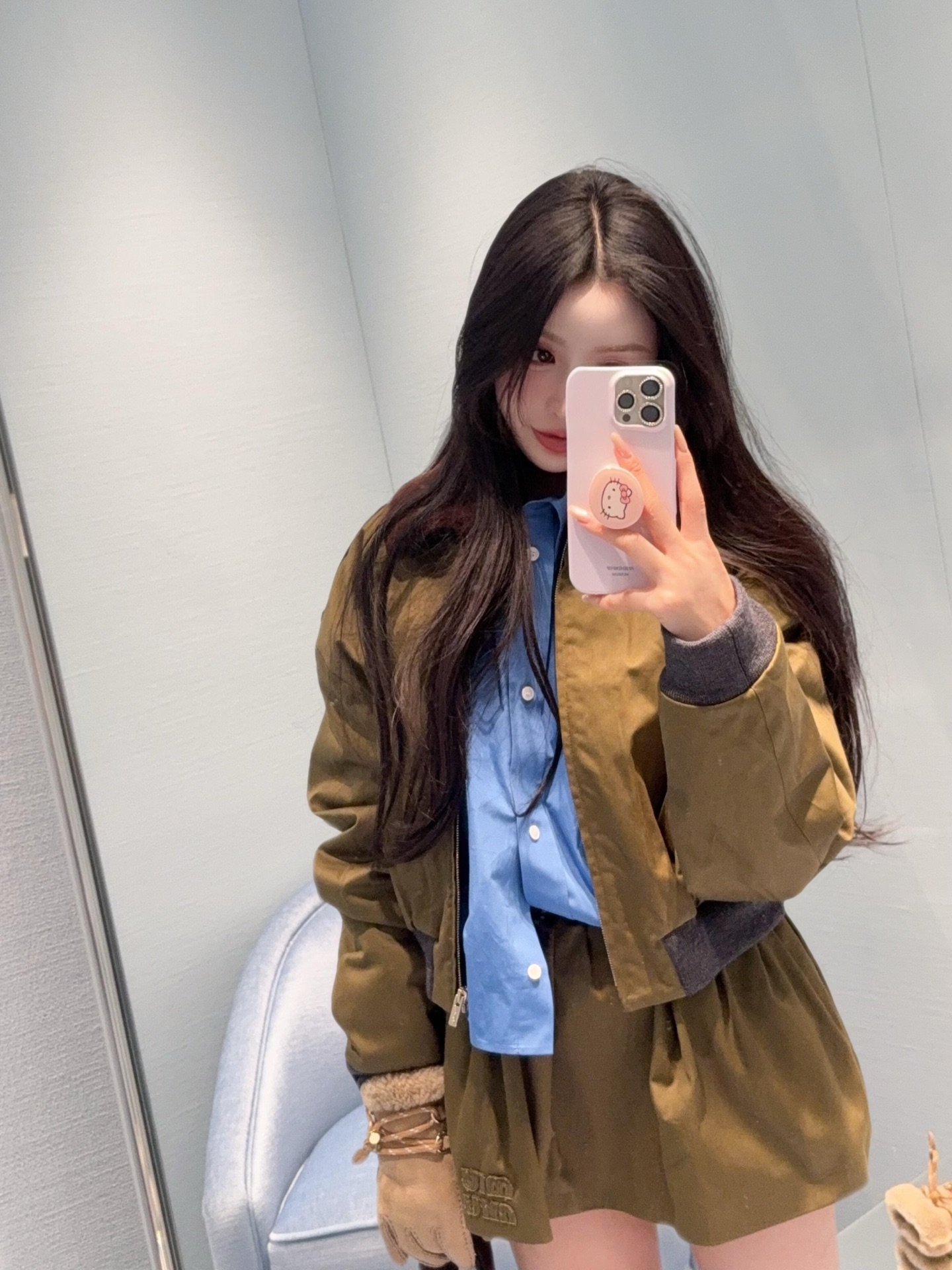 NO:713781,Skirt Miu Mi* 26Ss early spring new style retro college style olive green suit丨Exclusively developed by yb!  Top quality production!  This olive green jacket and skirt suit is a must-have for this season's relaxed look. The jacket is made of crisp cotton fabric, with plush lapels and ribbed cuffs, injecting a gentle texture into toughness; the embossed logo on the chest is low-key for recognition, and the loose cut is suitable for all body types.  Very friendly. The skirts of the same series have a drawstring waist to create a lazy pleated feeling, and the A-line shape cleverly modifies the leg lines. The whole set can be worn with salt or sweet, with a bright shirt underneath to create a layered look, or worn alone with a jacket and jeans, easily suitable for various occasions in early spring. Available now.  S/M/L,,miumiu,skirts,jeans,jackets & coats,shirts,19860909半裙Miu Mi* 26Ss早春新款 复古学院风橄榄绿套装丨独家yb开发！顶级高版出品！这套橄榄绿夹克半裙套装是本季必入的松弛感担当.夹克采用挺括的棉质面料,搭配毛绒翻领与罗纹袖口,在硬朗中注入温柔质感；胸前的浮雕徽标低调彰显辨识度,宽松剪裁对各种身形都十分友好.同系列半裙以抽绳腰头营造慵懒褶皱感,A字版型巧妙修饰腿部线条.整套搭配可盐可甜,内搭亮色衬衫打造层次感,或单穿夹克搭配牛仔裤,轻松适配早春的各种场合.现货发售 S/M/L,,miumiu,skirts,jeans,jackets & coats,shirts,,Women's clothing