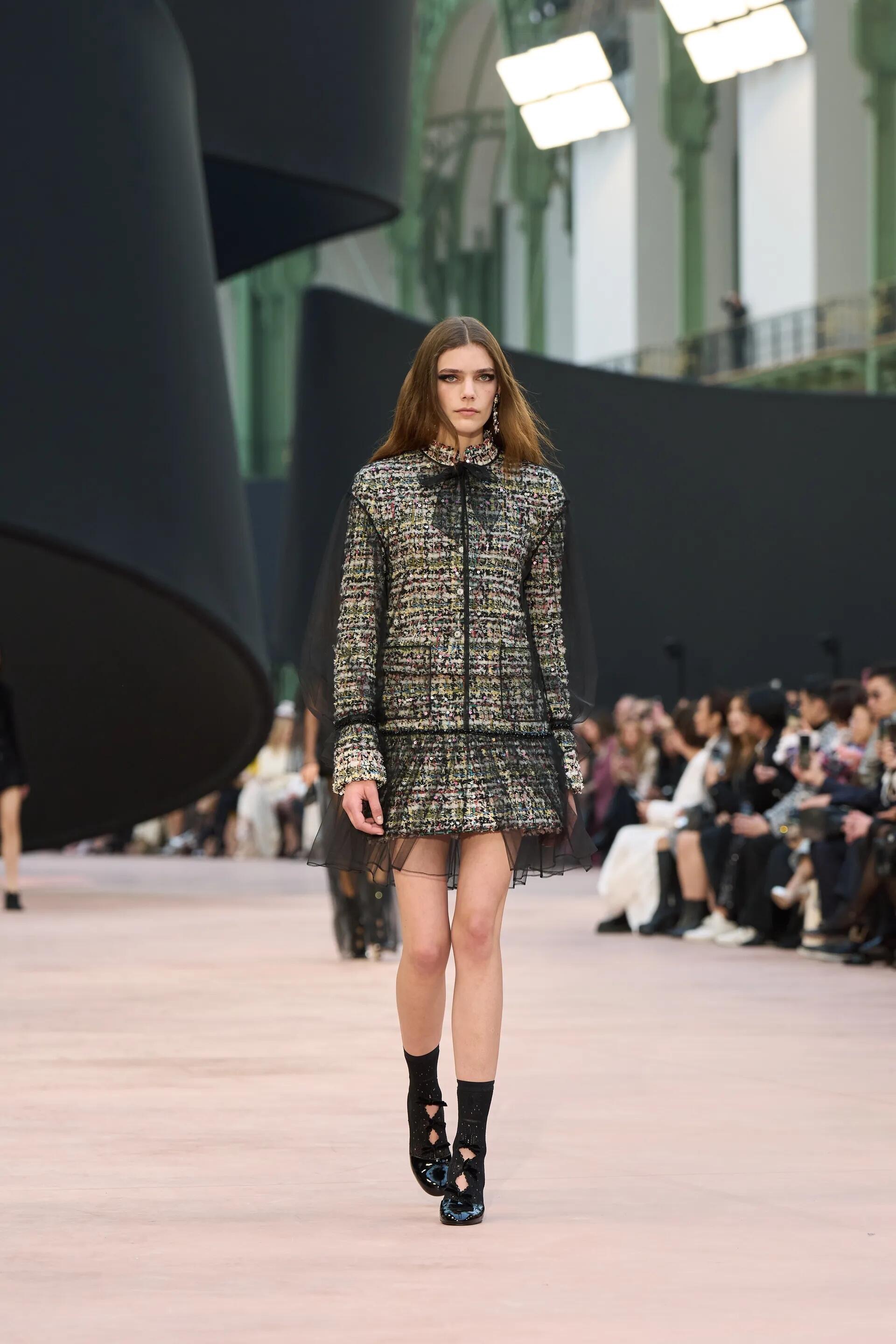 NO:713776,Skirt, jacket, Chane* 25Fw new autumn and winter style, round neck buttoned tweed short jacket and skirt suit | Exclusively developed by yb!  Top quality production!  This round-neck buttoned suit is an elegant must-have this season. The mixed-color tweed fabric is interwoven with multi-color yarns, which reflects a fine luster under the light, giving it a retro and gorgeous texture. The short jacket adopts a round-neck design, with neat lines modifying the proportions of the neck, and a single row of pearl white buttons embellished throughout, which hides exquisite details in simplicity. The skirt of the same series features an A-line  The shape cleverly modifies the leg lines and echoes the short cut of the jacket to create a golden ratio of 37:30. When worn as a whole set, wear a silk suspender inside to show French laziness. When split and matched, the jacket can be combined with jeans to create a casual street feel, and the skirt can be paired with a sweater to create a gentle atmosphere. It is an investment item that can be worn in all seasons. Available now.  S/M/L,,chanel,skirts,jeans,jackets & coats,real silk,gold,19860909半裙 外套 Chane* 25Fw秋冬新款 圆领系扣粗花呢短款外套半裙套装丨独家yb开发！顶级高版出品！这套圆领系扣套装是本季必入的优雅担当.混彩粗花呢面料由多色纱线交织而成,在光线下折射出细碎光泽,自带复古华丽质感；短款外套采用圆领设计,利落线条修饰颈部比例,单排珍珠白纽扣点缀其间,简约中暗藏精致细节.同系列半裙以A字版型巧妙修饰腿部线条,与外套的短款剪裁相呼应,打造三七分黄金比例.整套穿着时,内搭真丝吊带尽显法式慵懒,拆分搭配时,外套可与牛仔裤组合出随性街头感,半裙则能搭配针织衫营造温柔氛围,是一件可以穿四季的投资款单品.现货发售 S/M/L,,chanel,skirts,jeans,jackets & coats,real silk,gold,,Women's clothing