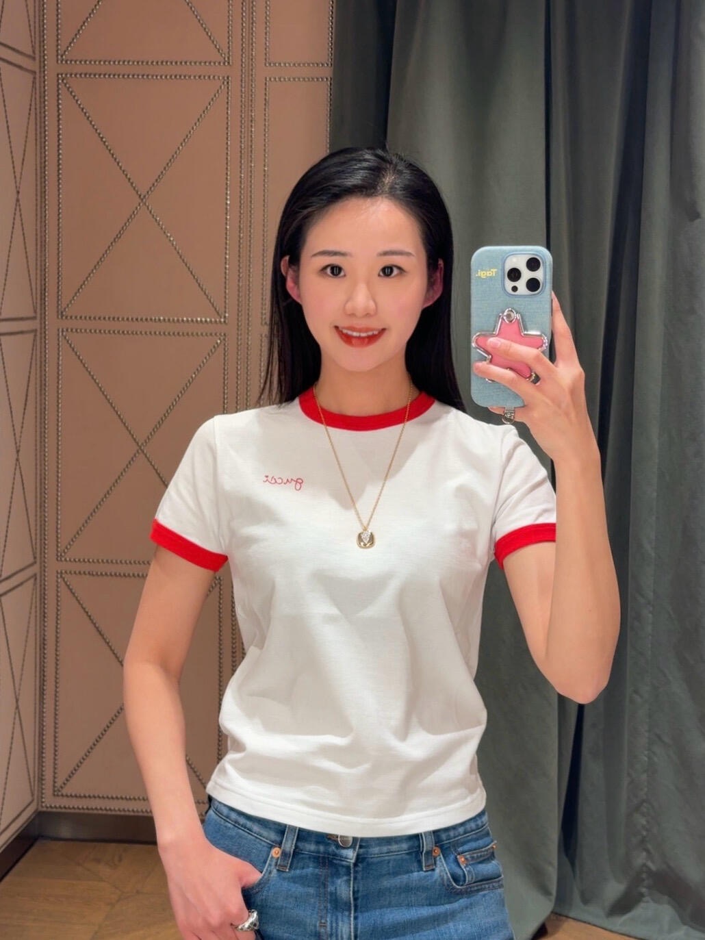 NO:715636,Gucc* 26Ss early spring new style contrasting edge letter embroidery round neck short-sleeved T-shirt丨exclusively developed by yb!  Top quality production!  Recreate the retro college style with classic white and red contrasting colors. The soft cotton material fits the body shape, the red ribbed edges on the collar and cuffs are neat and eye-catching, and the iconic handwritten letter embroidery on the left chest is a low-key finishing touch. The short cut optimizes the proportions, whether it is paired with high-waisted jeans to create a relaxed fit  Whether it is for everyday use or combined with a skirt to express elegance and vitality, it can become a versatile ace in the early spring wardrobe. Available in stock, S/M/L, gucci, skirts, jeans, T-shirt, tees, t-shirt,19860909Gucc* 26Ss早春新款 撞色边字母刺绣圆领短袖T恤丨独家yb开发！顶级高版出品！以经典白红撞色重塑复古学院风.柔软棉料贴合身形,领口与袖口的红色罗纹包边利落醒目,左胸处标志性的手写体字母刺绣低调点睛.短款剪裁优化比例,无论是搭配高腰牛仔裤打造松弛感日常,还是与半裙组合诠释优雅活力,都能成为早春衣橱里的百搭王牌.现货发售S/M/L,,gucci,skirts,jeans,T-shirt,tees，t-shirt,,Women's clothing