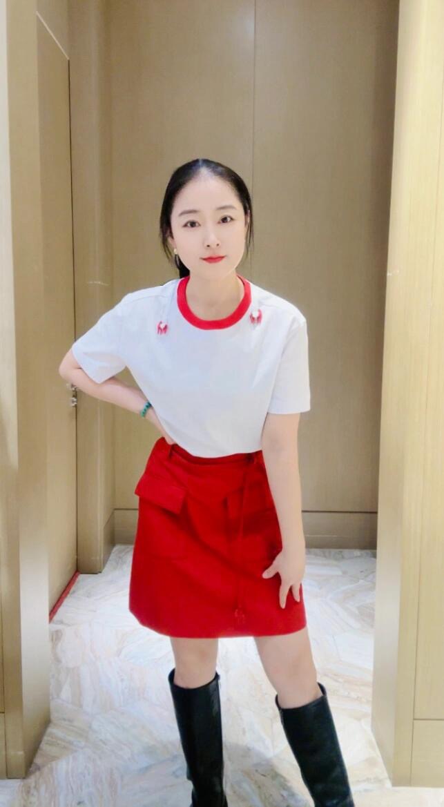 NO:715637,Port* 26Ss early spring new style solid color contrast collar pony pendant short-sleeved T-shirt | Exclusively developed by yb!  Top quality production!  With pure white as the base and fiery red as the contrast collar, it reshapes the classic college style. The fine cotton material is skin-friendly and breathable, and the loose shoulder design is suitable for various body shapes. The drawstring design on the back and the pony pendant are the finishing touches - the adjustable drawstring adds casualness, and the red and white pony pendant echoes the contrasting color of the collar, making it a low-key statement.  Ingenuity. Whether paired with jeans to create a relaxed feel for daily life, or combined with a skirt to express elegance and vitality, it can become a versatile texture item in the early spring wardrobe. Ready for sale S/M/L,,skirts,jeans,T-shirt,tees,t-shirt,19860909Port* 26Ss早春新款 净色撞色领小马吊坠短袖T恤丨独家yb开发！顶级高版出品！以纯净白为底,炽热红为撞色领边,重塑经典学院风.细腻棉料亲肤透气,宽松落肩版型适配多元身形,后身的抽绳设计与小马吊坠是点睛之笔——可调节抽绳增添随性感,红白色小马吊坠呼应领口撞色,低调彰显巧思.无论是搭配牛仔裤打造松弛感日常,还是与半裙组合诠释优雅活力,都能成为早春衣橱里的百搭质感单品.现货发售S/M/L,,skirts,jeans,T-shirt,tees，t-shirt,,Women's clothing