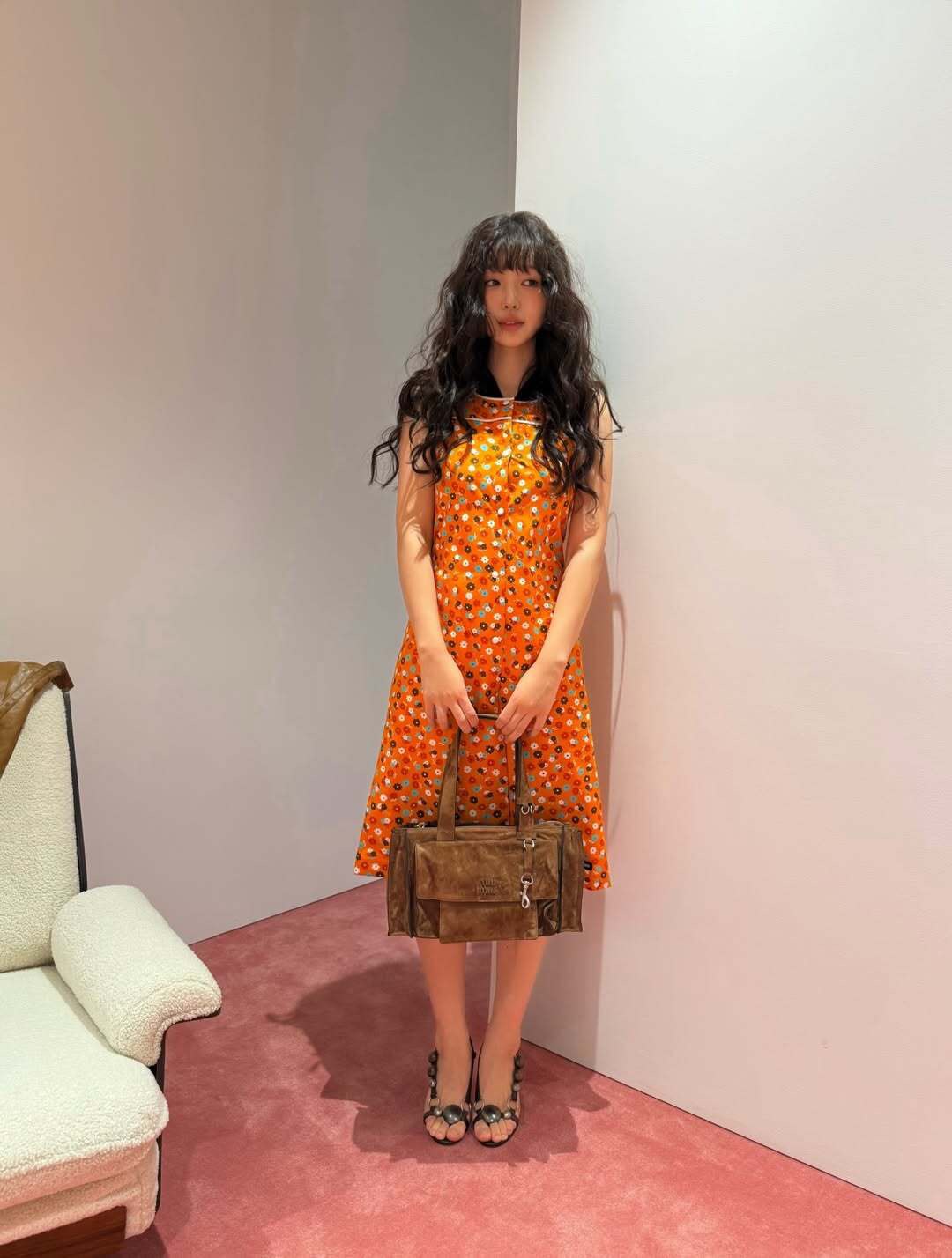 NO:715655,Miumi* 26Ss early spring new style retro flower print vest dress丨Exclusively developed by yb!  High quality production!  It is based on bright retro orange and is covered with playful floral prints to awaken the vitality of spring. The sleeveless vest has a neat and refreshing shape, outlining the lines of the shoulders and neck; the contrasting edges and front buttons are embellished with details, adding a retro college feel. The light and drapey fabric is suitable for layering in many seasons.  Whether worn alone for a picnic, or worn with a suit for commuting, it can become the focus of your style, allowing you to show your girlish elegance and agility in the bright spring weather. Available now in S/M/L,, miumiu, skirts, business  suit,19860909Miumi* 26Ss早春新款 复古花朵印花背心连衣裙丨独家yb开发！高版出品！以明媚复古橙为底,铺满俏皮烂漫的碎花印花,唤醒春日生机.无袖背心版型利落清爽,勾勒肩颈线条；撞色包边与前襟纽扣点缀细节,增添复古学院感.轻盈垂坠的面料适配多季叠穿,无论是单穿奔赴野餐,还是外搭西装通勤,都能成为造型焦点,让你在烂漫春意中,尽显少女式的优雅与灵动.现货发售S/M/L,,miumiu,skirts,business suit,,Women's clothing