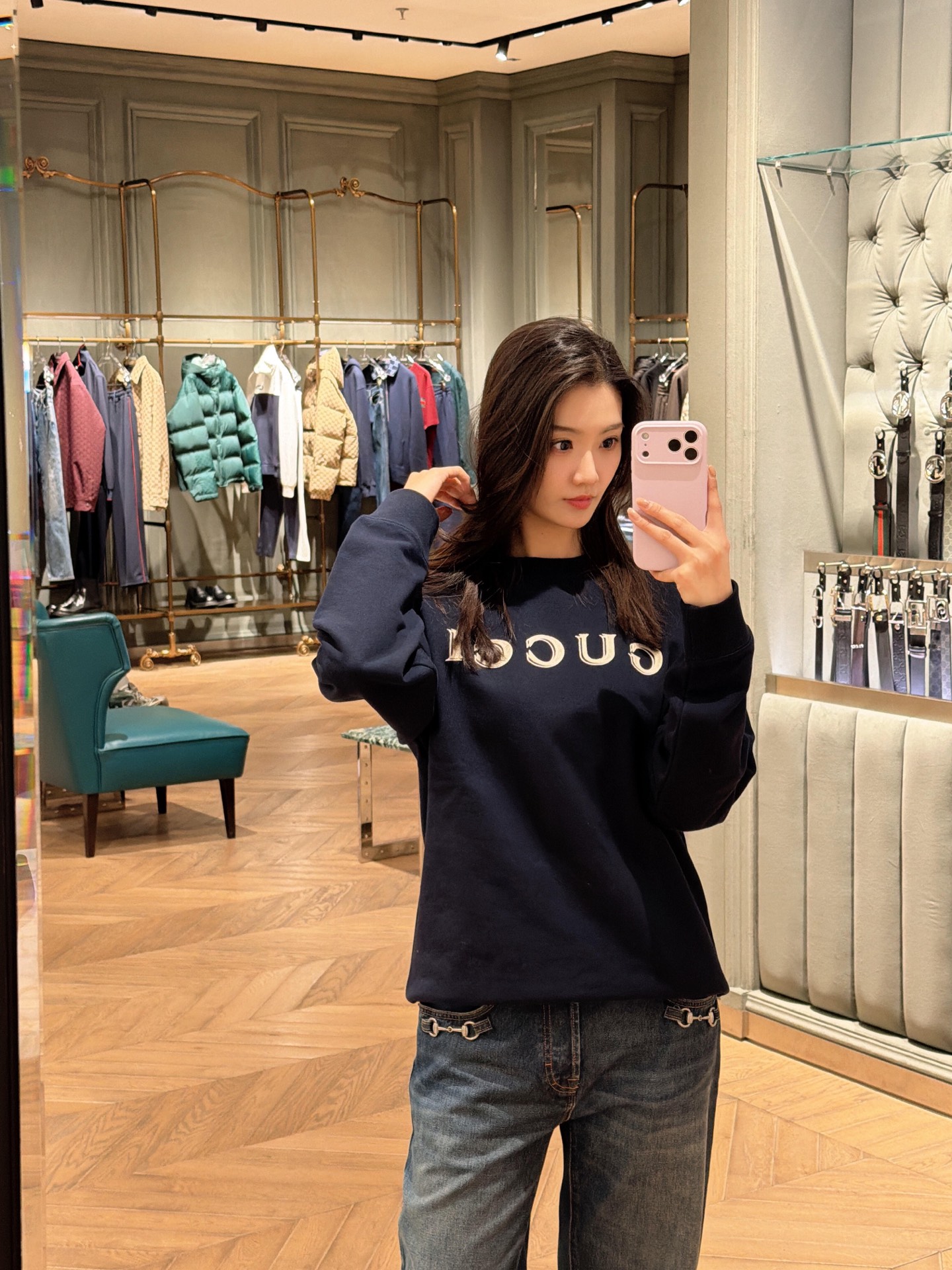 NO:716014,Gucc* 26Ss early spring new style dark blue letter embroidered round neck sweatshirt丨Exclusively developed by yb!  High quality production!  It is based on classic navy blue and uses three-dimensional embroidery technology for the iconic letters. It is flipped to present a unique visual effect, breaking the stereotype of traditional logos. The heavy-weight cotton blended fabric is both stiff and skin-friendly, and the loose shoulder cut is suitable for various body shapes. It can be easily paired with jeans or skirts to create a relaxed and high-end feel. It is an evergreen item in the wardrobe regardless of season. Available in stock S/M/L,, gucci, hoodie, sweatshirts, skirts, jeans,19860909Gucc* 26Ss早春新款 深蓝色字母刺绣圆领卫衣丨独家yb开发！高版出品！以经典藏蓝为底,标志性字母采用立体刺绣工艺,翻转呈现独特视觉效果,打破传统logo的刻板印象.重磅棉混纺面料兼顾挺括感与亲肤性,宽松落肩剪裁适配多元身形,日常搭配牛仔裤或半裙皆可轻松营造松弛高级感,是衣橱里不分季节的常青单品.现货发售S/M/L,,gucci,hoodie,sweatshirts,skirts,jeans,,Women's clothing