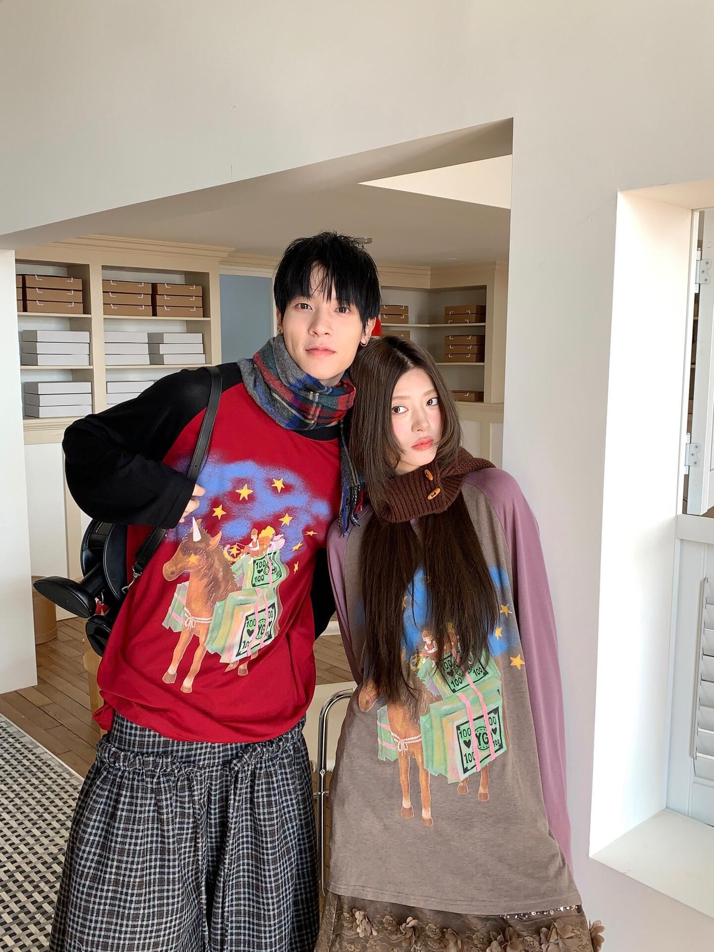 NO:716031,YAN*G 26SS early spring new style, get rich immediately raglan long-sleeved T-shirt | Exclusive high-end version!  It combines retro raglan sleeves with a street-style silhouette, and the red and black/purple-gray contrasting design breaks the monotony. The original hand-painted pattern of 'Get Money Now' on the chest combines horse and banknote elements with starry sky brushstrokes to convey the meaning of New Year's wealth with fun graffiti. The high-count cotton blend fabric is skin-friendly and breathable, and the loose fit is suitable for couples. Whether it is layered sweatshirts or worn alone, it can become an eye-catching highlight of early spring looks. Available now.  One size fits all (F),,hoodie,sweatshirts,tees,t-shirt,19860909YAN*G 26SS早春新款 马上有钱插肩长袖T恤丨独家高版出品！以复古插肩袖型融合街头感廓形,红黑/紫灰撞色设计打破单调.胸前“马上有钱”原创手绘图案,将骏马与钞票元素结合星空笔触,用趣味涂鸦传递新春财运寓意.高支棉混纺面料亲肤透气,宽松版型适配情侣穿搭,无论是叠穿卫衣还是单穿,都能成为早春造型的吸睛亮点.现货发售 均码（F）,,hoodie,sweatshirts,tees，t-shirt,,Women's clothing