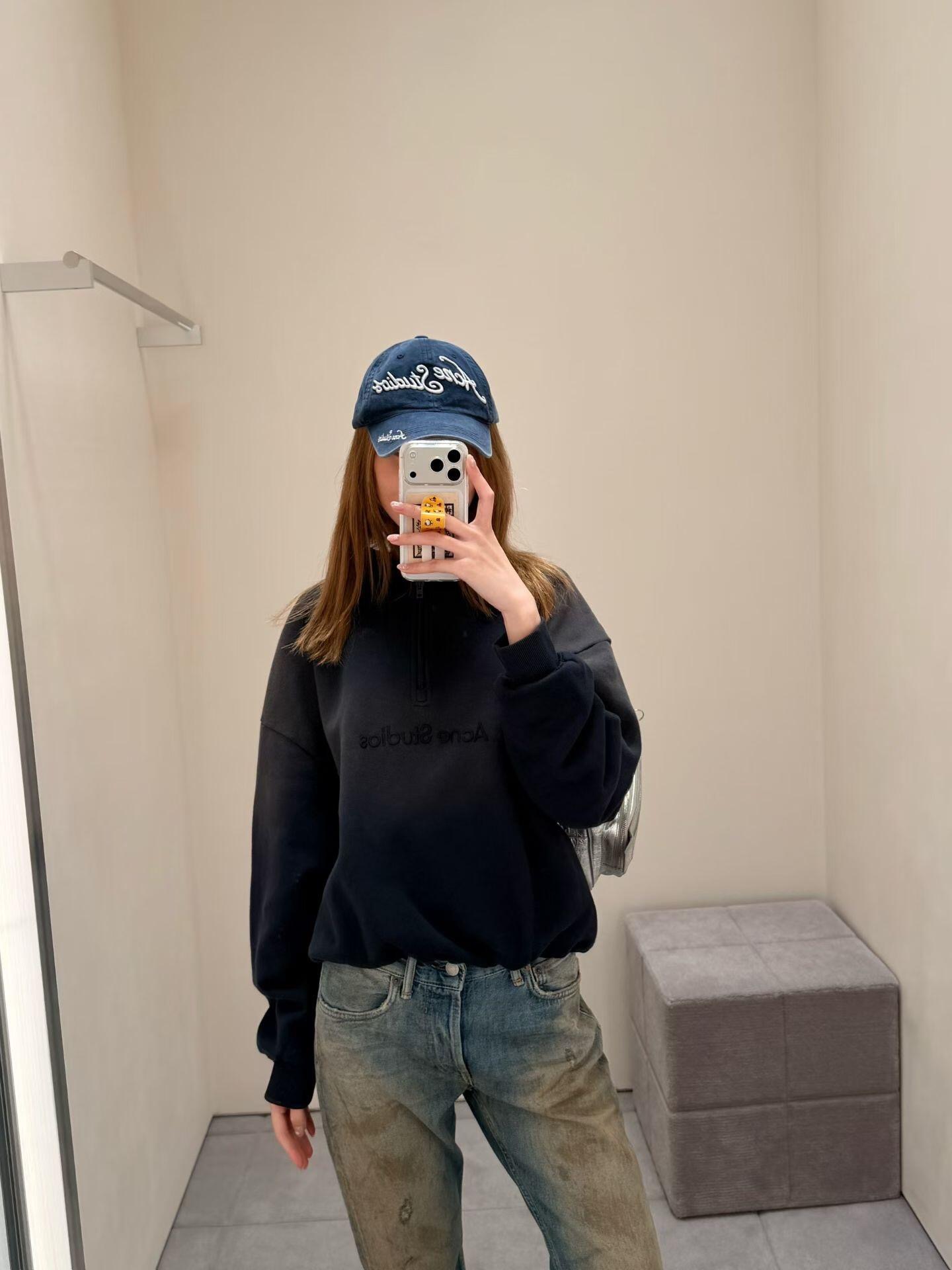 NO:716468,Acne studi* 26Ss early spring new style washed distressed logo embroidered half-zip turtleneck sweatshirt丨Exclusively developed by yb!  Top quality production!  It adopts dark charcoal blue washed distressed craftsmanship and has a retro matte texture. The logo embroidery on the chest is low-key and highly recognizable. The half-zip high collar design has both styling and practicality, and can be opened and closed according to the temperature. The loose dropped shoulder version is suitable for many uses.  The body shape has a soft and skin-friendly double-layer lining that combines comfort and warmth. It can be worn with jeans or wide-leg pants every day to create a casual Nordic relaxed feeling. It is a versatile item in the early spring wardrobe. Available now in S/M/L,,acne  studios,hoodie,sweatshirts,jeans,19860909Acne studi* 26Ss早春新款 水洗做旧徽标刺绣半拉链高领卫衣丨独家yb开发！顶级高版出品！采用深炭蓝色水洗做旧工艺,自带复古哑光质感.胸前的徽标刺绣低调又极具辨识度,半拉链高领设计兼具造型感与实用性,可随气温调节开合.宽松落肩版型适配多种身形,软糯亲肤的双层内里兼顾舒适与保暖,日常搭配牛仔裤或阔腿裤都能营造随性北欧松弛感,是早春衣橱里的百搭气质单品.现货发售S/M/L,,acne studios,hoodie,sweatshirts,jeans,,Women's clothing