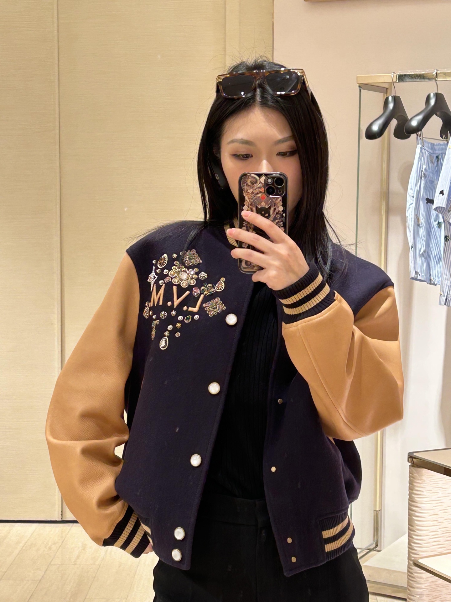 NO:716474,Louis Vuitt*n 26SS new early spring beaded embroidered baseball jacket | Exclusive high-end version!  The warm brown lambskin sleeves are spliced with dark navy wool blend fabric, and the retro contrasting color combines texture and layering. The 'L.V.M.' letters on the chest are surrounded by bright beading and crystal embroidery, and the details are gorgeous and eye-catching; the logo and birth year are three-dimensionally embroidered on the back, highlighting the collection-level craftsmanship. Loose fit  The silhouette is not flattering, and the ribbed collar and cuffs have both warmth and a retro sporty feel. It can be worn with jeans to create a relaxed feeling on the street, or with a knitted sweater for elegant commuting. It is a luxury item that is both recognizable and practical in the early spring wardrobe. Available now in S/M/L, Louis  vuitton,jeans,jackets & coats,jackets & coats,sheepskin,19860909Louis Vuitt*n 26SS早春新款 钉珠刺绣棒球夹克外套丨独家高版出品！以深藏青羊毛混纺面料拼接暖棕小羊皮袖身,复古撞色兼具质感与层次.胸前“L.V.M.”字母被满幅璀璨钉珠与水晶刺绣簇拥,细节华丽吸睛；后背立体刺绣的标识与诞生年份,彰显典藏级工艺.宽松廓形不挑身形,罗纹领与袖口兼具保暖性与复古运动感,既能搭配牛仔裤打造街头松弛感,也能内搭针织衫诠释优雅通勤,是早春衣橱里兼具辨识度与实穿性的奢潮单品.现货发售S/M/L,,louis vuitton,jeans,jackets & coats,jackets & coats,sheepskin,,Women's clothing