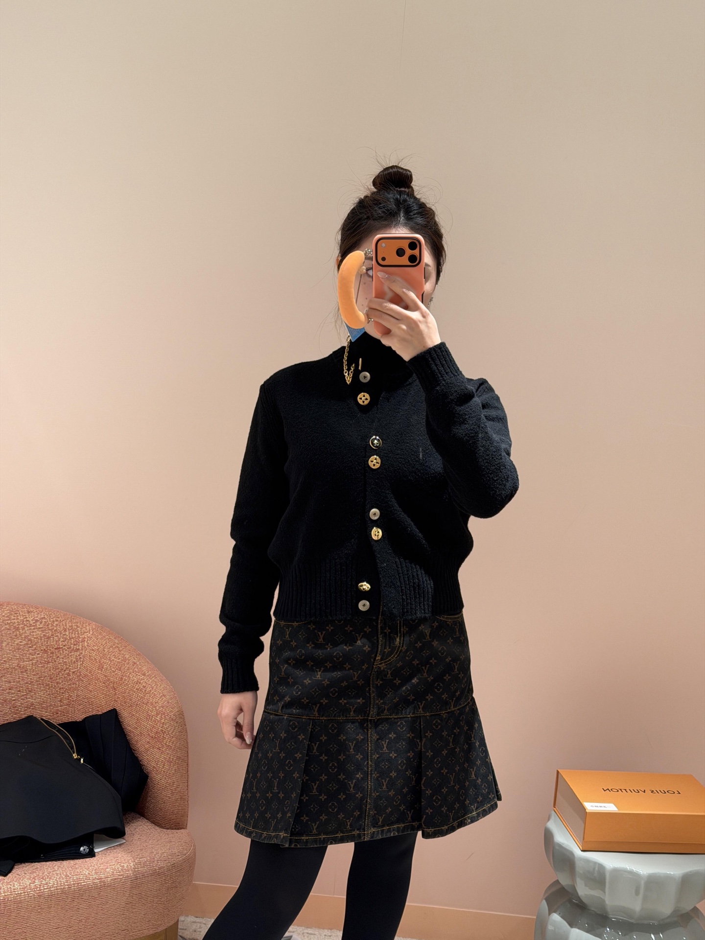 NO:716461,Louis V*itt*n 26SS early spring new style metal single-row button short knitted cardigan丨Exclusively developed by yb!  High quality production!  The main color is classic red and pure black, and the soft and skin-friendly wool blend fabric is selected, which is delicate and warm to the touch. The placket is embellished with iconic metal buttons, which is both recognizable and textured; the short silhouette and slightly loose tailoring can cleverly optimize the figure.  The proportions create an elegant waistline. It can be worn alone to show a neat temperament, or it can be worn with a suspender belt or a shirt to add a sense of layering. It is a versatile item that is both practical and luxurious in the early spring wardrobe. Available now in S/M/L, Louis  vuitton,shirts,19860909Louis V*itt*n 26SS早春新款 金属单排纽扣短款针织开衫丨独家yb开发！高版出品！以经典正红与纯黑为主调,甄选软糯亲肤的羊毛混纺面料,触感细腻温暖.门襟点缀标志性金属纽扣,兼具辨识度与质感；短款廓形搭配微宽松剪裁,能巧妙优化身材比例,打造优雅腰线.既可单穿展现利落气质,也能内搭吊带或衬衫增加层次感,是早春衣橱里兼具实用性与奢华感的百搭单品.现货发售S/M/L,,louis vuitton,shirts,,Women's clothing