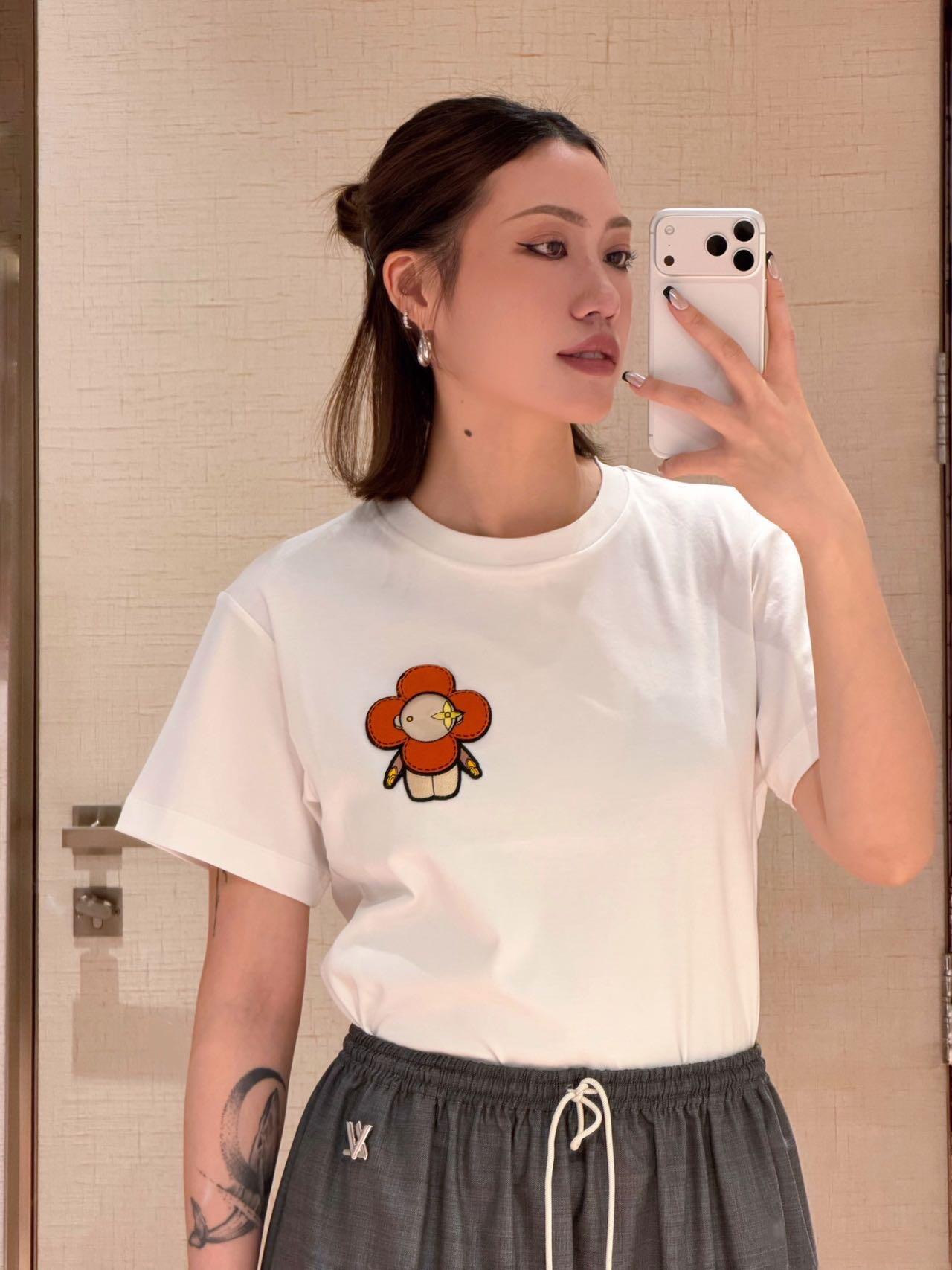 NO:717097,Louis V*itt*n 26SS early spring new style toothbrush embroidered cartoon short-sleeved round neck T-shirt丨Exclusively developed by yb! High quality production! The pure background color is used to outline the smart cartoon pattern, and the three-dimensional toothbrush embroidery process makes the pattern vividly appear on the body, with a full and layered touch. The high-count cotton fabric is selected to create a soft and crisp wearing experience. The classic round neck is suitable for various body shapes, and the neat tailoring unlocks a variety of spring outfits. Incorporate childlike and ingenious ideas into daily life, blending classic luxury with fresh vitality, becoming a versatile finishing touch in the early spring wardrobe. Ready for sale S/M/L, Louis vuitton,T-shirt,tees,t-shirt,19860909Louis V*itt*n 26SS早春新款 牙刷綉卡通短袖圆领T恤丨独家yb开发！高版出品！以纯净底色勾勒灵动卡通纹样,立体牙刷绣工艺让图案跃然衣身,触感饱满更具层次.甄选高支棉面料打造柔软挺括的穿着体验,经典圆领适配各种身形,利落剪裁解锁春日多元穿搭.将童趣巧思融入日常,让经典奢华与清新活力相融,成为早春衣橱里的百搭点睛之选.现货发售S/M/L,,louis vuitton,T-shirt,tees，t-shirt,,Women's clothing