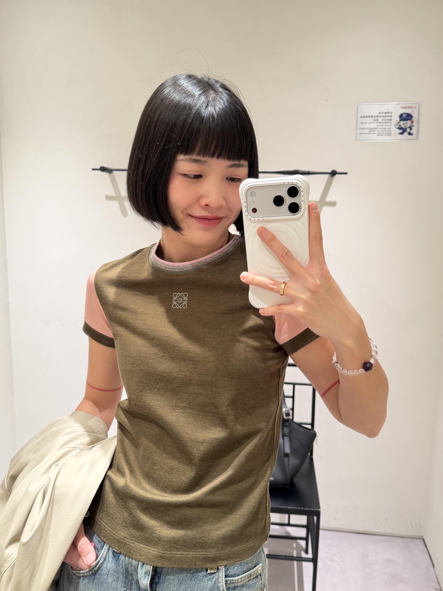 NO:717091,Loew* 26Ss new spring and summer color block logo cotton short-sleeved round neck T-shirt | Exclusively developed by yb!  High quality production!  The main body is olive green, with contrasting pink and white short sleeves and collar, creating a relaxed retro college feel. The exquisite Anagram embroidery on the chest is a low-key finishing touch. The high-count cotton fabric is soft and skin-friendly with slight elasticity. The slim fit fits the body shape but is not tight. Whether it is paired with wide-leg jeans for a casual route,  Or pair it with an irregular skirt to create a light French style, it can become a versatile tool in the spring and summer wardrobe, allowing the sense of luxury to naturally appear in daily wear. Available in stock S/M/L, loewe, skirts, jeans, T-shirt, tees, t-shirt,19860909Loew* 26Ss春夏新款 拼色logo棉质短袖圆领T恤丨独家yb开发！高版出品！以橄榄绿为主体,撞色粉白短袖与领口,打造出松弛的复古学院感.胸前精致的同色系Anagram刺绣低调点睛,高支棉面料柔软亲肤且自带微弹,修身版型贴合身形却不紧绷,无论是搭配阔腿牛仔裤走休闲路线,还是配不规则半裙打造轻法式风格,都能成为春夏衣橱里的百搭利器,让高级感在日常穿搭中自然流露.现货发售S/M/L,,loewe,skirts,jeans,T-shirt,tees，t-shirt,,Women's clothing