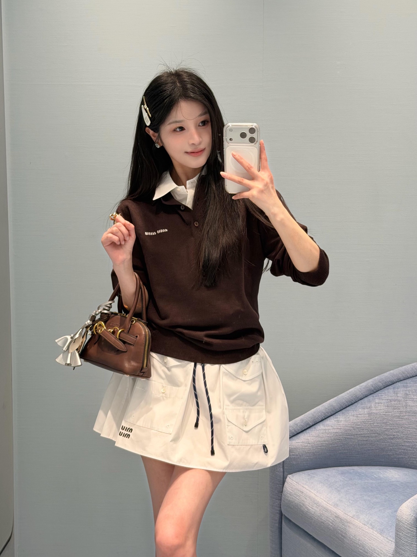 NO:717090,MiuM*u 26SS early spring new style long-sleeved sweater with lapel logo | Exclusively developed by yb!  Top quality production!  With a rich dark brown tone as the base, it combines college-style lapels and delicate knitted texture to interpret the sweet and cool retro girly temperament. The white logo on the chest is a low-key finishing touch, the loose version is lazy and slim, and the soft and skin-friendly knitted fabric is suitable for the cool weather in early spring. Whether it is paired with a plaid skirt to create a school-like look  It can be a perfect finishing touch for a girly look, or layered shirts or suits for a casual commute. It is an indispensable and versatile item in the early spring wardrobe. Available now in S/M/L, miumiu, skirts, shirts, business  suit,19860909MiuM*u 26SS早春新款 翻领logo长袖针织衫丨独家yb开发！顶级高版出品！以浓郁的深棕色调为底,融合学院风翻领与细腻针织质感,诠释甜酷复古的少女气质.胸前的白色标识低调点睛,宽松版型慵懒显瘦,柔软亲肤的针织面料适配早春微凉的天气.无论是搭配格纹半裙打造学院少女感,还是叠穿衬衫、外搭西装走轻熟通勤风,都能成为造型的点睛之笔,是早春衣橱里不可或缺的百搭单品.现货发售S/M/L,,miumiu,skirts,shirts,business suit,,Women's clothing