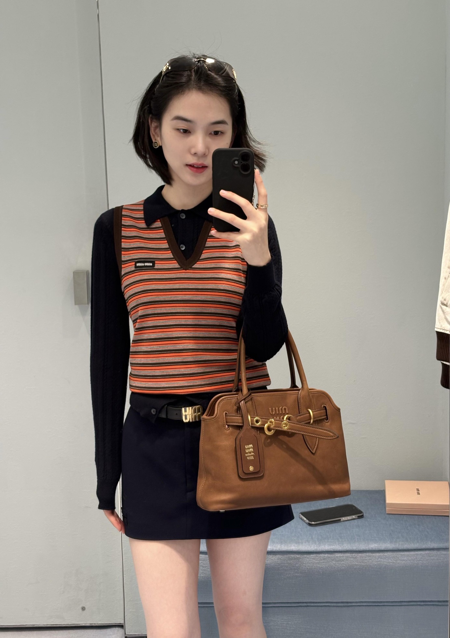 NO:717071,Miu Mi* 26Ss early spring new style contrast striped wool V-neck vest sweater丨Exclusively developed by yb!  Top quality production!  This vest is designed with retro contrasting stripes as its core design. Vibrant orange, dark brown, and gray and black are intertwined to create a distinct visual hierarchy, accurately echoing the fusion trend of college style and retro sports style this season. The V-neck and waist cut are neat and slimming, and the fine wool material is both skin-friendly and stiff. Whether worn alone or as a layered inner layer, it can easily create a sweet and cool girly look. Ready for sale S/M/L,, miumiu,19860909Miu Mi* 26Ss早春新款 撞色条纹羊毛V领背心针织衫丨独家yb开发！顶级高版出品！这款背心以复古撞色条纹为核心设计,活力橙与深棕、灰黑交织出鲜明视觉层次,精准呼应本季学院风与复古运动风的融合趋势.V领与收腰剪裁利落显瘦,细腻羊毛材质兼具亲肤感与挺括度,无论是单穿还是作为叠穿内搭,都能轻松塑造甜酷兼具的少女感.现货发售S/M/L,,miumiu,,Women's clothing