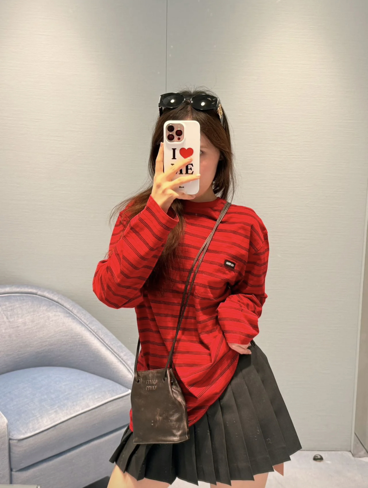 NO:717451,Mium*u 26Ss new early spring red striped round neck long-sleeved T-shirt | Exclusively developed by yb!  Top quality production!  The color combination of pure red + fine black lines is so eye-catching, bright and retro, and it will directly boost your vitality when worn. The loose version is very tolerant to the figure, and the dropped shoulder design is lazy and casual. When layered with white innerwear, the edges are exposed, and the atmosphere is directly awe-inspiring!  The fabric is soft but very sinewy, and it is super comfortable to wear close to the body. The small leather label details are even more low-key and elegant. Paired with a pleated skirt, I am a sweet girl. Paired with overalls, it is spicy and sassy. It can be worn casually when going out in early spring!  Wear red in the New Year to bring good luck and to be full of energy in daily wear. This trend is a must!  Available in stock S/M/L,,miumiu,skirts,tees,t-shirt,19860909Mium*u 26Ss早春新款 红色条纹圆领长袖T恤丨独家yb开发！顶级高版出品！正红+细黑纹的配色太戳人,明媚又复古,穿上直接把元气值拉满宽松版型对身材包容度超高,落肩设计慵懒随性,叠穿白内搭露出边边,氛围感直接封神！面料软乎乎的但很有筋骨,贴身穿超舒服,小皮标细节更是低调显贵搭配百褶裙是甜妹本妹,配工装裤又辣又飒,早春出街随便搭都赢很大！新年穿红讨个好彩头,日常穿也活力满满,这波必须冲！现货发售S/M/L,,miumiu,skirts,tees，t-shirt,,Women's clothing