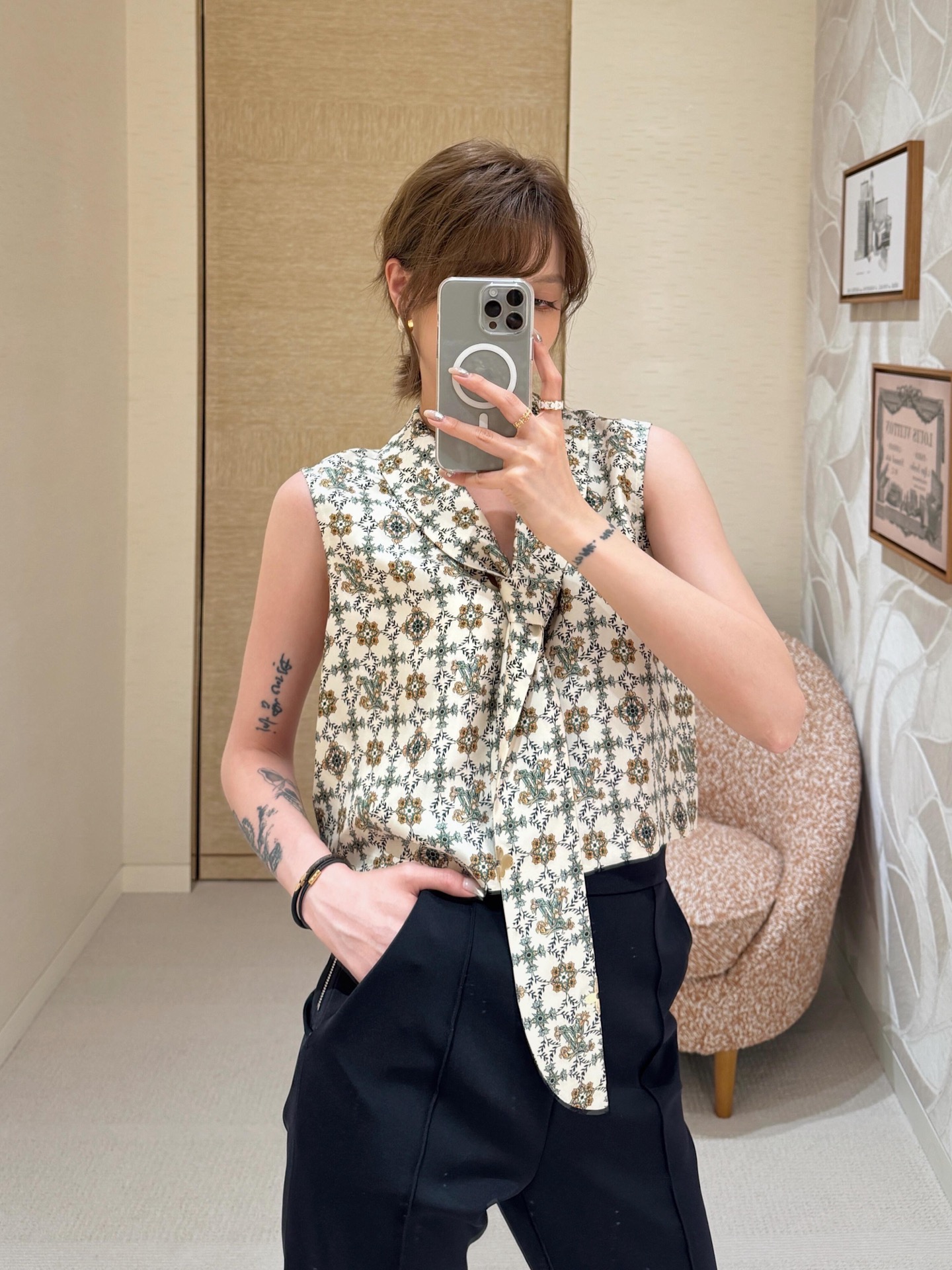 NO:717459,Louis V*itt*n 26SS early spring new style versatile silk floating collar printed sleeveless short top丨Exclusively developed by yb!  Top quality production!  With retro floral as the core element, it perfectly blends French elegance and modern casualness. The fine floral pattern on the off-white base is a collision of retro pastoral and urban sophistication, fresh and yet high-end. The short cut is neat and tall, just revealing the waistline proportions, and the floating neck design adds a sense of femininity, which can be  Tie it into a bow or hang naturally, and you can change the style as you like. The silk fabric feels silky and skin-friendly, and has a soft light texture. It can be worn with overalls for a relaxed and casual fashion. It can be worn with a skirt for a gentle and sweet girl style. It is a versatile top student in the early spring wardrobe. Ready for sale S/M/L, Louis  vuitton,skirts,real silk,19860909Louis V*itt*n 26SS早春新款 百搭真丝飘带领印花无袖短上衣丨独家yb开发！顶级高版出品！以复古碎花为核心元素,把法式优雅与现代随性完美融合.米白底上的细密碎花图案,是复古田园与都市精致感的碰撞,清新又不失高级.短款剪裁利落显高,恰好露出腰线比例,飘带领设计则增添了柔美感,可系成蝴蝶结或自然垂坠,风格随你切换.真丝面料触感丝滑亲肤,自带柔光质感,搭配工装裤是松弛随性的时髦感,配半裙又能穿出温柔甜妹风,是早春衣橱里的百搭尖子生.现货发售S/M/L,,louis vuitton,skirts,real silk,,Women's clothing