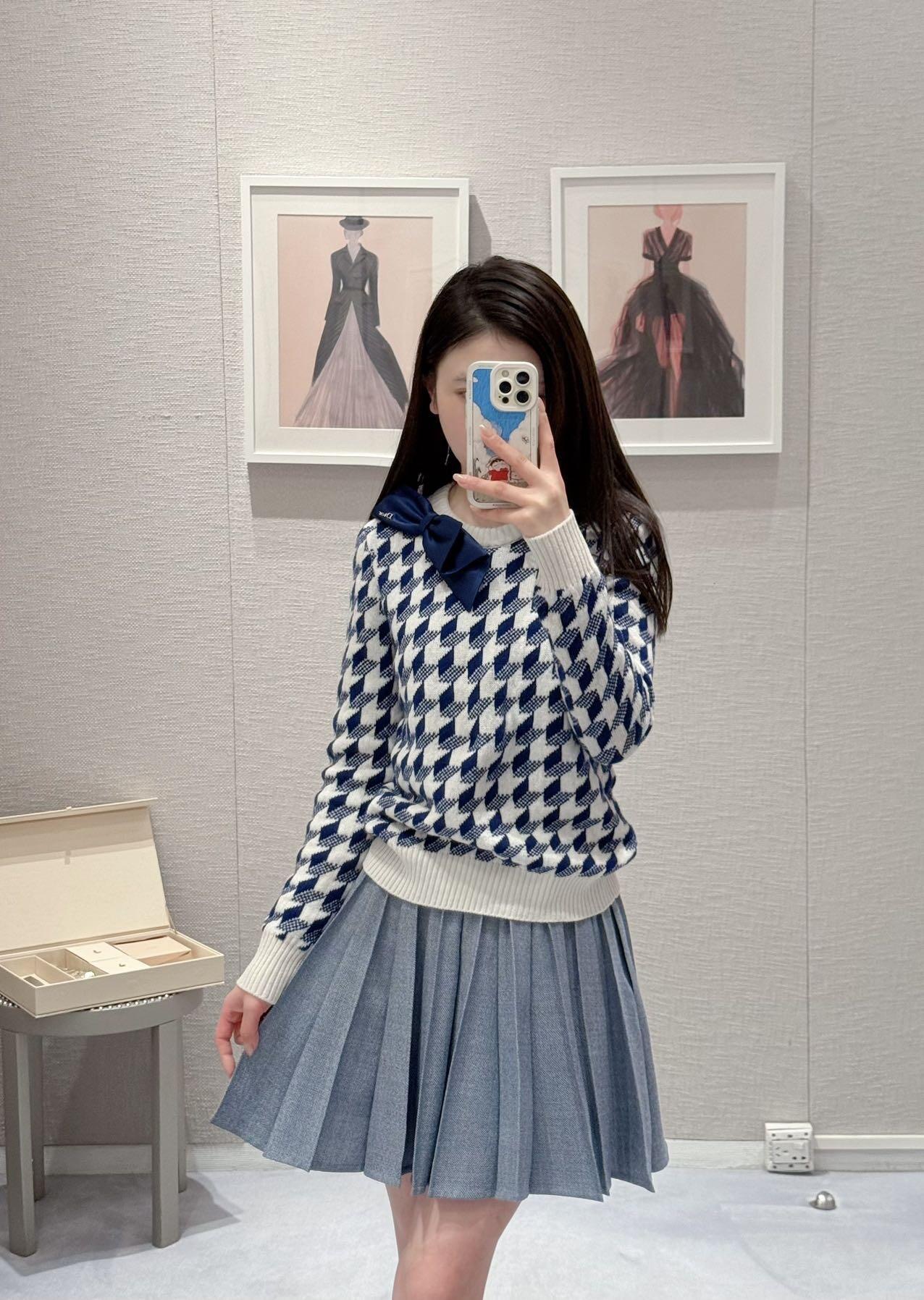 NO:717476,Di*r 26Ss early spring new bow houndstooth wool knitted sweater | Exclusively developed by yb!  Top quality production!  It is based on the classic blue and white houndstooth pattern and incorporates the iconic satin bow decoration, injecting a sense of smartness and playfulness into the retro elegance. The fine wool blended fabric is selected to be soft and warm to the touch. The round neck is cut to fit neatly, and the ribbed edge design enhances wearing comfort and style layering.  .Whether it is paired with a skirt to create a sweet and trendy style, or paired with shorts to create a relaxed and fashionable feel, it can become an eye-catching item that is both recognizable and practical in the early spring wardrobe. Available in stock S/M/L,,skirts,shorts,sweaters,19860909Di*r 26Ss早春新款 蝴蝶结千鸟格羊毛针织毛衣丨独家yb开发！顶级高版出品！以经典蓝白千鸟格纹为基底,融入标志性的缎面蝴蝶结装饰,在复古优雅中注入灵动俏皮感.甄选细腻羊毛混纺面料,触感软糯保暖,圆领剪裁利落贴合,罗纹收边设计提升穿着舒适度与造型层次感.无论是搭配半裙打造甜美元气风,还是配短裤诠释松弛时髦感,都能成为早春衣橱里兼具辨识度与实穿性的吸睛单品.现货发售S/M/L,,skirts,shorts,sweaters,,Women's clothing