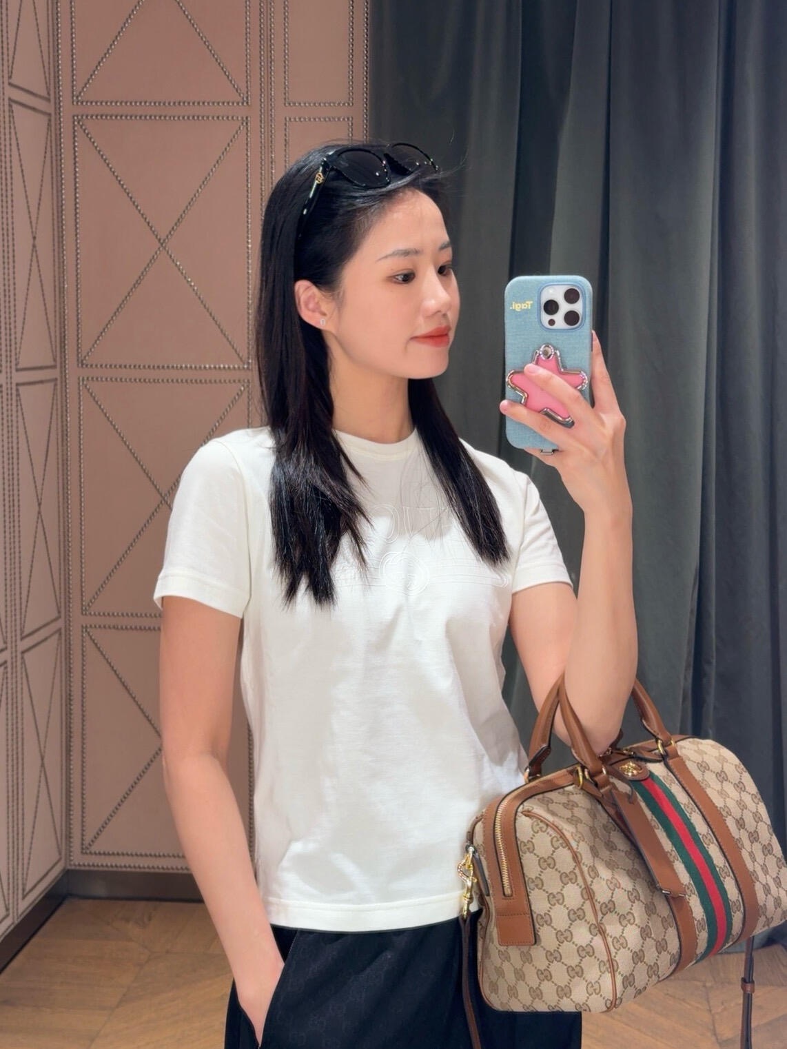 NO:729784,Gucc* 26Ss early spring new letter printed short-sleeved T-shirt丨Exclusive high-end version!  The logo is presented with a minimalist three-dimensional embossing process, with a low-key and luxurious texture. The high-count cotton fabric is selected, with a soft and breathable touch, and a neat silhouette that is not flattering on the figure. It is a timeless and versatile item in the wardrobe. Wear it alone and it is refreshing and neat. Layer it with a jacket or a shirt for a more layered look. It can be easily adapted to daily commuting, weekend outings and other diverse scenes, so that simple outfits can also have a high-end aura. Available now in S/M/L,, gucci, jackets &  coats,shirts,T-shirt,tees,t-shirt,19860909Gucc* 26Ss早春新款 字母印花短袖T恤丨独家高版出品！以极简的立体压印工艺呈现标识,低调中透出奢华质感.精选高支棉面料,触感柔软透气,廓形利落不挑身材,是衣橱里永不过时的百搭单品.单穿清爽利落,叠搭夹克或衬衫更显层次,轻松适配日常通勤、周末出街等多元场景,让简约穿搭也能自带高级气场.现货发售S/M/L,,gucci,jackets & coats,shirts,T-shirt,tees，t-shirt,,Women's clothing