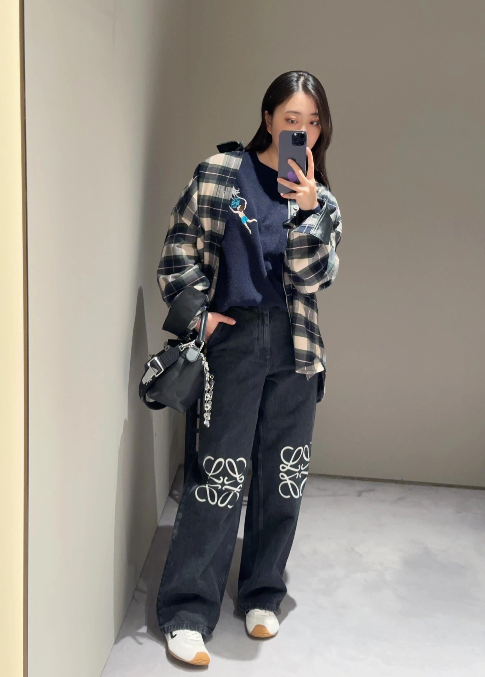 NO:730824,Loew* 26Ss early spring new classic laser hollow straight jeans丨exclusively developed by yb!  High quality production!  ZP bought Jiuwaila, which is made of washed denim fabric, with hollowed-out Anagrams on the knees. I made three prototypes and finally adjusted it to the perfect version. It can be called a slimming artifact. It looks great no matter how you match it. It perfectly restored YB’s L*EWE embossed cow leather label patch and the exclusive molded hardware buckle. The production cost is very high. The nostalgic and retro washed blue is fashionable and high-end. The texture is super good, the mid-high waist version, and the upper body is very comfortable. It is definitely the kind of style that you will fall in love with at first sight.  Spot sale 26/27/28/29/30,,loewe,jeans,cowhide,19860909Loew* 26Ss早春新款 经典款激光镂空直筒牛仔裤丨独家yb开发！高版出品！ZP购入久等啦采用水洗单宁布制成,膝盖处饰有镂空Anagram出了三次样板 最后才调整到完美的版型可以称为显瘦神器随便怎么搭配都超好看完美还原了 YB的 L*EWE 压纹牛皮革标签贴片,以及独家开模的五金扣制作成本非常高怀旧复古的水洗蓝时髦高级质感超级好,中高腰版型,上身非常舒服绝对是那种一眼就爱上的款 现货发售26/27/28/29/30,,loewe,jeans,cowhide,,Women's clothing