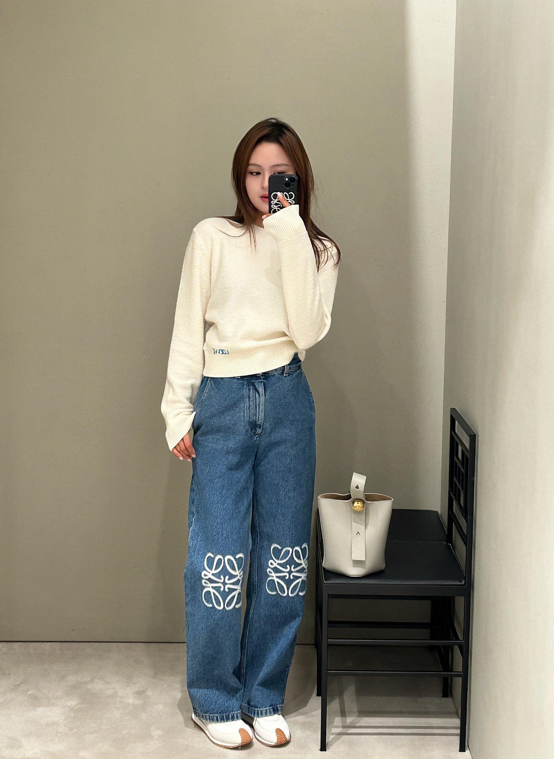 NO:730768,Loew* 26Ss early spring new classic laser hollow straight jeans丨exclusively developed by yb!  High quality production!  ZP bought Jiuwaila, which is made of washed denim fabric, with hollowed-out Anagrams on the knees. I made three prototypes and finally adjusted it to the perfect version. It can be called a slimming artifact. It looks great no matter how you match it. It perfectly restored YB’s L*EWE embossed cow leather label patch and the exclusive molded hardware buckle. The production cost is very high. The nostalgic and retro washed blue is fashionable and high-end. The texture is super good, the mid-high waist version, and the upper body is very comfortable. It is definitely the kind of style that you will fall in love with at first sight.  Spot sale 26/27/28/29/30,,loewe,jeans,cowhide,19860909Loew* 26Ss早春新款 经典款激光镂空直筒牛仔裤丨独家yb开发！高版出品！ZP购入久等啦采用水洗单宁布制成,膝盖处饰有镂空Anagram出了三次样板 最后才调整到完美的版型可以称为显瘦神器随便怎么搭配都超好看完美还原了 YB的 L*EWE 压纹牛皮革标签贴片,以及独家开模的五金扣制作成本非常高怀旧复古的水洗蓝时髦高级质感超级好,中高腰版型,上身非常舒服绝对是那种一眼就爱上的款 现货发售26/27/28/29/30,,loewe,jeans,cowhide,,Women's clothing