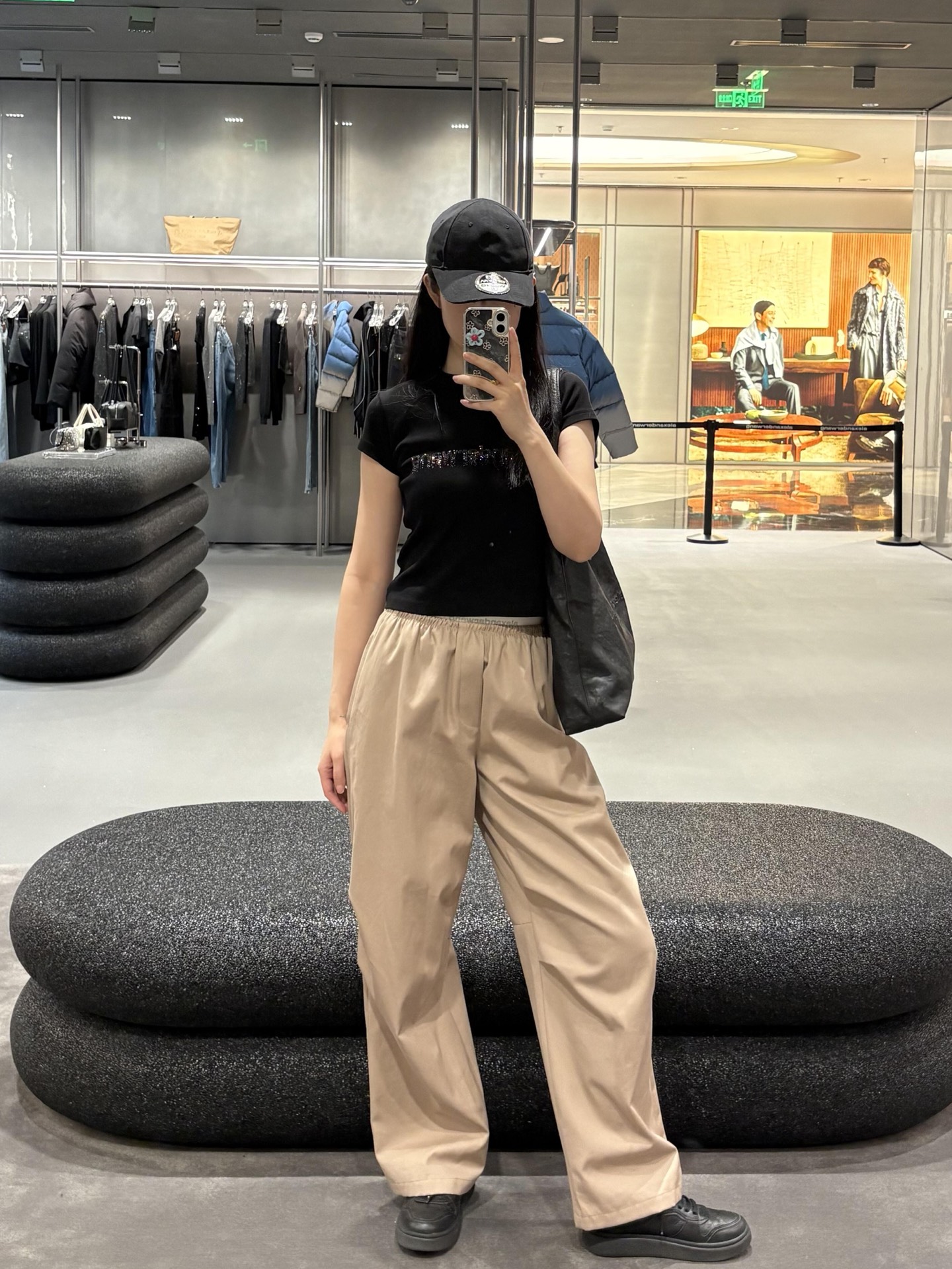 NO:730781,Alexand*r Wang 26Ss early spring new style contrasting color patchwork overalls丨Exclusive high-end version!  The iconic white-edged contrasting waistband brightens up the overall look, and the two-tone color scheme of dark brown and light khaki suits a variety of spring styles. Made of crisp and drapey cotton blended fabric, the loose wide-leg cut brings a lazy and relaxed feel. The three-dimensional pleat design on the trousers enhances the functional attributes of workwear, and the drawstring waistband takes into account comfort.  and style. It can be paired with a short waistless top to create an American hot girl style, or layered with a loose sweatshirt to create a casual street feel. It is a core item in the early spring wardrobe that is both recognizable and practical. Available in stock in S/M/L, hoodie, sweatshirts,19860909Alexand*r Wang 26Ss早春新款 撞色拼接工装裤丨独家高版出品！以标志性的白边撞色腰头点亮整体,深棕与浅卡其双色调适配多元春日风格.采用挺括垂坠的棉质混纺面料,宽松阔腿剪裁自带慵懒松弛感,裤身立体褶裥设计强化工装机能属性,抽绳腰头兼顾舒适度与造型感.可搭配短款露腰上衣打造美式辣妹风,或叠穿宽松卫衣营造随性街头感,是早春衣橱里兼具辨识度与实穿性的核心单品.现货发售S/M/L,,hoodie,sweatshirts,,Women's clothing