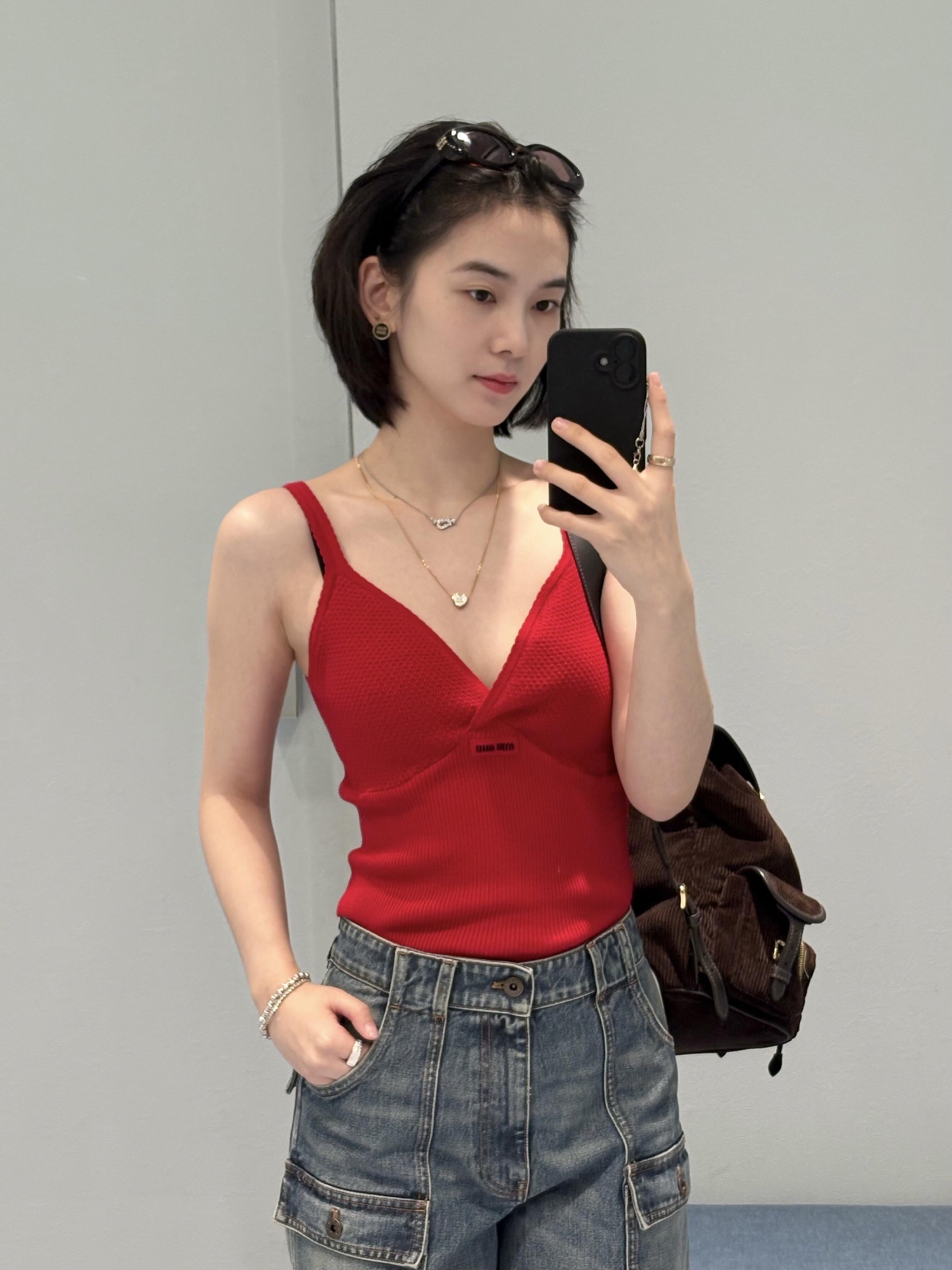 NO:740527,Miu mi* 26Ss early spring new style logo letter lace camisole丨Exclusively developed by yb!  Top quality production!  This camisole is based on delicate pitted knitting. The lace on the V-neck and shoulder straps adds a soft retro feel, and the tailoring is tailored to outline the graceful curves. The logo webbing on the chest low-key highlights the brand identity, allowing the simple design to hide exquisite details. The true red color has a bright aura, which can be worn alone to create a pure lustful look. Paired with a suit or sweater to enhance the overall sense of layering, it is an indispensable atmospheric item in the early spring wardrobe. Available now.  S/M/L,,miumiu,business suit,19860909Miu mi* 26Ss早春新款 徽标字母蕾丝花边吊带背心丨独家yb开发！顶级高版出品！这件吊带背心以细腻坑条针织为基底,V领与肩带处的蕾丝花边增添了柔美的复古感,贴合身形的剪裁勾勒出曼妙曲线.胸前的徽标织带低调彰显品牌身份,让简约设计暗藏精致细节.正红色调自带明艳气场,单穿可打造纯欲风造型,内搭西装或针织衫则能提升整体层次感,是早春衣橱里不可或缺的氛围感单品.现货发售 S/M/L,,miumiu,business suit,,Women's clothing