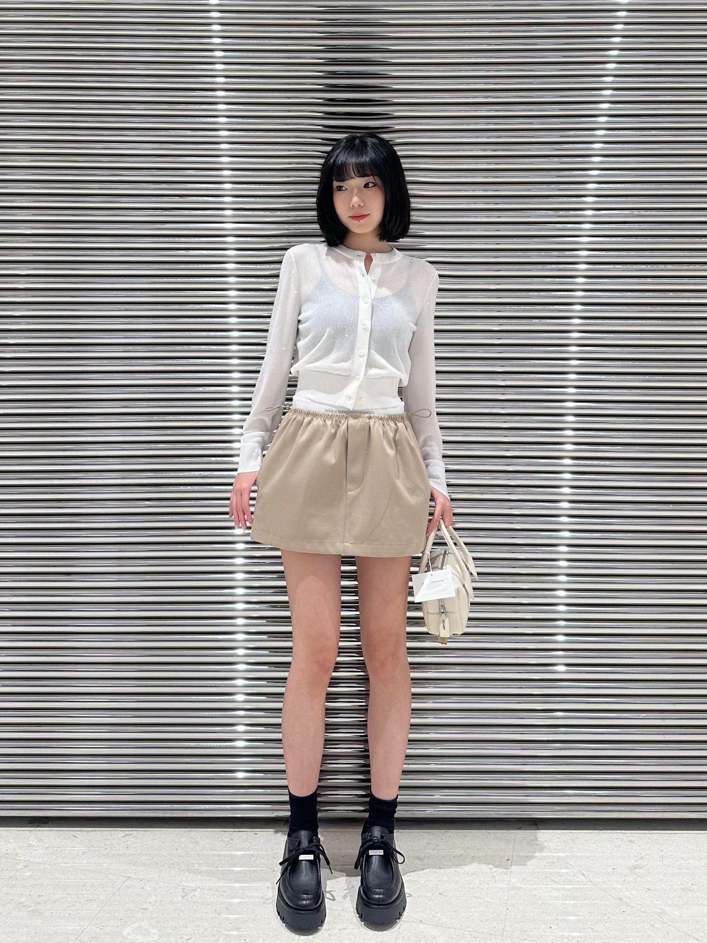 NO:731659,Alexand*r Wang 26SS early spring new style elastic letter waist skirt丨exclusively developed by yb!  High quality production!  It combines street genes with a minimalist silhouette and uses matte fabric with a full sense of drape, which maintains a stiff texture while being soft and skin-friendly. The iconic wide-brimmed elastic waistband is fully printed with logos, which is not only a visual focus, but also adaptable to various body shapes; hidden zippers and three-dimensional tailoring on the side outline neat lines, and the A-line version cleverly modifies the leg lines, taking into account both fashion and style.  Practical to wear. Whether paired with a see-through shirt to create a cool, sweet and cool feel, or layered with a short sweatshirt to create an American relaxed atmosphere, it can easily become the finishing touch of an early spring look and is a must-have item for creating a high-street mix and match style. Available in stock S/M/L, hoodie, sweatshirts, skirts, shirts,19860909Alexand*r Wang 26SS早春新款 松紧字母腰半身裙丨独家yb开发！高版出品！以极简廓形融合街头基因,选用垂坠感十足的哑光面料,在保持挺括质感的同时兼具柔软亲肤性.标志性的宽边松紧腰头印满标识,既是视觉焦点,也能适配多元身形；侧边隐藏拉链与立体剪裁,勾勒利落线条,A字版型巧妙修饰腿部线条,兼顾时髦与实穿.无论是搭配透视衬衫打造清冷甜酷感,还是与短款卫衣叠穿营造美式松弛氛围,都能轻松成为早春造型的点睛之笔,是打造高街混搭风的必备单品.现货发售S/M/L,,hoodie,sweatshirts,skirts,shirts,,Women's clothing