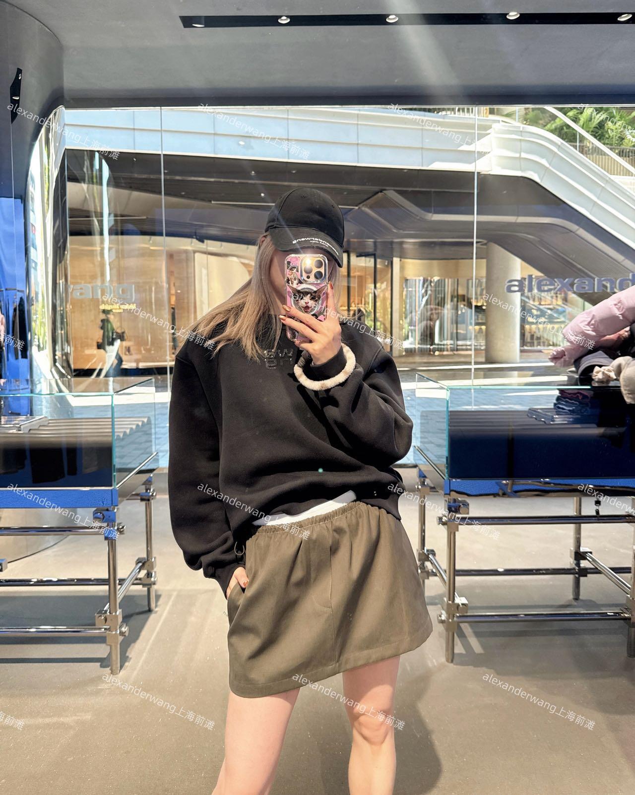 NO:731651,Alexand*r Wang 26SS early spring new style elastic letter waist skirt丨exclusively developed by yb!  High quality production!  It combines street genes with a minimalist silhouette and uses matte fabric with a full sense of drape, which maintains a stiff texture while being soft and skin-friendly. The iconic wide-brimmed elastic waistband is fully printed with logos, which is not only a visual focus, but also adaptable to various body shapes; hidden zippers and three-dimensional tailoring on the side outline neat lines, and the A-line version cleverly modifies the leg lines, taking into account both fashion and style.  Practical to wear. Whether paired with a see-through shirt to create a cool, sweet and cool feel, or layered with a short sweatshirt to create an American relaxed atmosphere, it can easily become the finishing touch of an early spring look and is a must-have item for creating a high-street mix and match style. Available in stock S/M/L, hoodie, sweatshirts, skirts, shirts,19860909Alexand*r Wang 26SS早春新款 松紧字母腰半身裙丨独家yb开发！高版出品！以极简廓形融合街头基因,选用垂坠感十足的哑光面料,在保持挺括质感的同时兼具柔软亲肤性.标志性的宽边松紧腰头印满标识,既是视觉焦点,也能适配多元身形；侧边隐藏拉链与立体剪裁,勾勒利落线条,A字版型巧妙修饰腿部线条,兼顾时髦与实穿.无论是搭配透视衬衫打造清冷甜酷感,还是与短款卫衣叠穿营造美式松弛氛围,都能轻松成为早春造型的点睛之笔,是打造高街混搭风的必备单品.现货发售S/M/L,,hoodie,sweatshirts,skirts,shirts,,Women's clothing