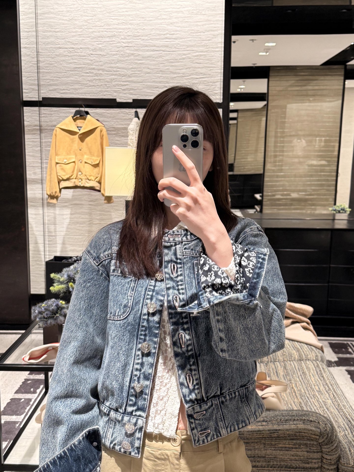 NO:740549,Chan*l 26C Advanced Handicraft Workshop Series Denim Jacket丨Exclusively developed by yb!  High quality production!  It is based on distressed washed denim to create a piece with both retro street feel and high-end texture. The collarless silhouette is neat and smart, with old metal buttons and double C logo, and the details are full of ingenuity; the loose short cut optimizes the body proportions, and the floral lining at the cuffs and elastic design at the hem inject a soft element into the tough denim.  .Whether it is paired with wide-leg pants of the same series to create a denim suit, or layered with a lace skirt to create a sweet-cool collision, it can be easily adapted to daily and social scenes. It is a core item in the early spring wardrobe that is both recognizable and practical. Available in stock S/M/L,,chanel,skirts,jackets  & coats,19860909Chan*l 26C高级手工坊系列 牛仔外套丨独家yb开发！高版出品！以做旧水洗牛仔为基底,打造出兼具复古街头感与高定质感的单品.无领廓形利落干练,搭配做旧金属纽扣与双C标识,细节处尽显匠心；宽松短款剪裁优化身材比例,袖口处的碎花内衬与下摆松紧设计,为硬朗牛仔注入柔美元素.无论是搭配同系列阔腿裤打造丹宁套装,还是叠穿蕾丝半裙营造甜酷碰撞,都能轻松适配日常与社交场景,是早春衣橱中兼具辨识度与实穿性的核心单品.现货发售S/M/L,,chanel,skirts,jackets & coats,,Women's clothing