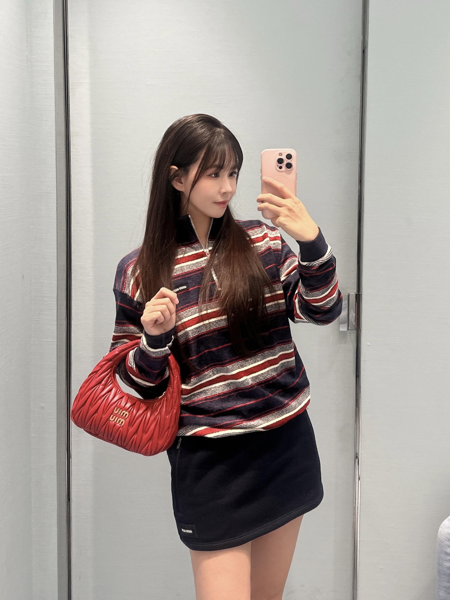 NO:731643,MiuM*u 26Ss new early spring flannel half-zip striped sweater丨Exclusively developed by yb!  High quality production!  It is based on delicate and soft flannel and incorporates retro stripes in red, white and navy blue, conveying a lazy and casual girlish feel in the soft luster. The half-zip high collar design has both warmth and style, and the opening and closing of the neckline can be freely adjusted; the loose shoulder cut is suitable for various body shapes, and the mini logo on the chest low-key highlights the identity.  Whether paired with a pleated skirt to create a college sweet girl style, or combined with a leather skirt and boots to create a cool atmosphere, it can become a core item for layering in early spring. It is a wardrobe must-have with both retro charm and practicality. Available in stock S/M/L,,miumiu,boots,skirts,sweaters,19860909MiuM*u 26Ss早春新款 法兰绒半拉链条纹毛衣丨独家yb开发！高版出品！以细腻软糯的法兰绒为基底,融入红、白、藏青三色交织的复古条纹,在柔和光泽中传递出慵懒随性的少女感.半拉链高领设计兼具保暖性与造型感,可自由调节领口开合度；宽松落肩剪裁适配多元身形,胸前的迷你徽标低调彰显身份.无论是搭配百褶裙打造学院甜妹风,还是与皮裙、长靴组合营造酷飒氛围,都能成为早春叠穿的核心单品,是兼具复古韵味与实穿性的衣橱必备.现货发售S/M/L,,miumiu,boots,skirts,sweaters,,Women's clothing