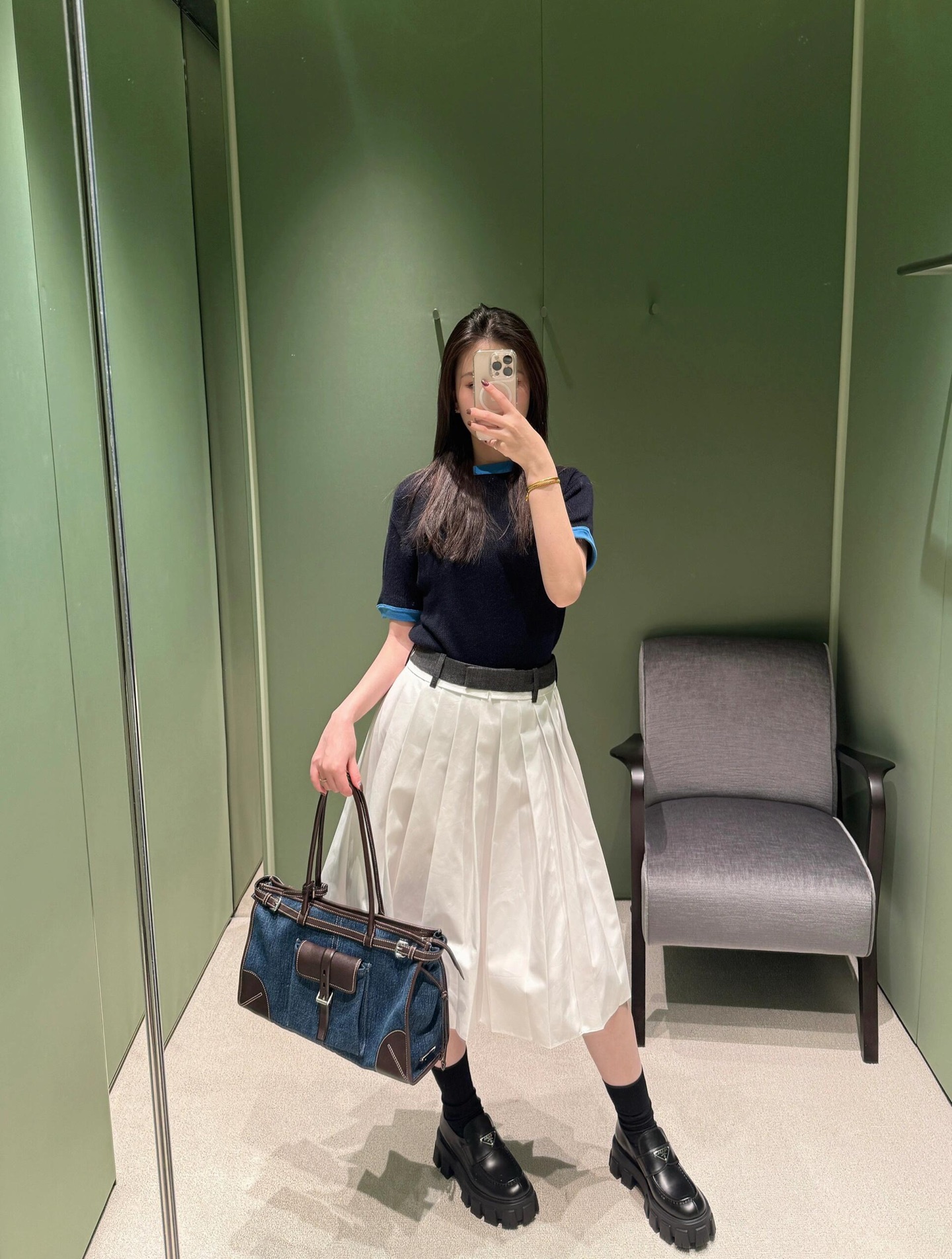 NO:732202,Prad* 26Ss early spring new high-waist logo long pleated skirt丨Exclusively developed by yb!  Top quality production!  It is made of crisp cotton blended fabric and is shaped by a special pleating process. The pleats are three-dimensional and not easy to deform. It moves like a flowing organ and has an elegant rhythm. The high-waisted tailoring is matched with the iconic triangle logo belt to accurately lift the waistline and easily create a golden ratio of 30 to 70, which is especially friendly to small people and pear-shaped figures. The pure off-white color comes with a soft light filter, which can be paired with a college-style knitted Polo shirt to create a retro commuting look!  Available in stock S/M/L,,prada,skirts,gold,19860909Prad* 26Ss早春新款 高腰徽标长款百褶半身裙丨独家yb开发！顶级高版出品！采用挺括的棉质混纺面料,经特殊压褶工艺定型,褶裥立体分明且不易变形,走动间如流动的风琴,自带优雅韵律.高腰剪裁搭配标志性的三角徽标腰带,精准提升腰线,轻松打造三七分黄金比例,对小个子和梨形身材尤为友好.纯净的米白色调自带柔光滤镜,既能搭配学院风针织Polo衫打造复古通勤造型！现货发售S/M/L,,prada,skirts,gold,,Women's clothing