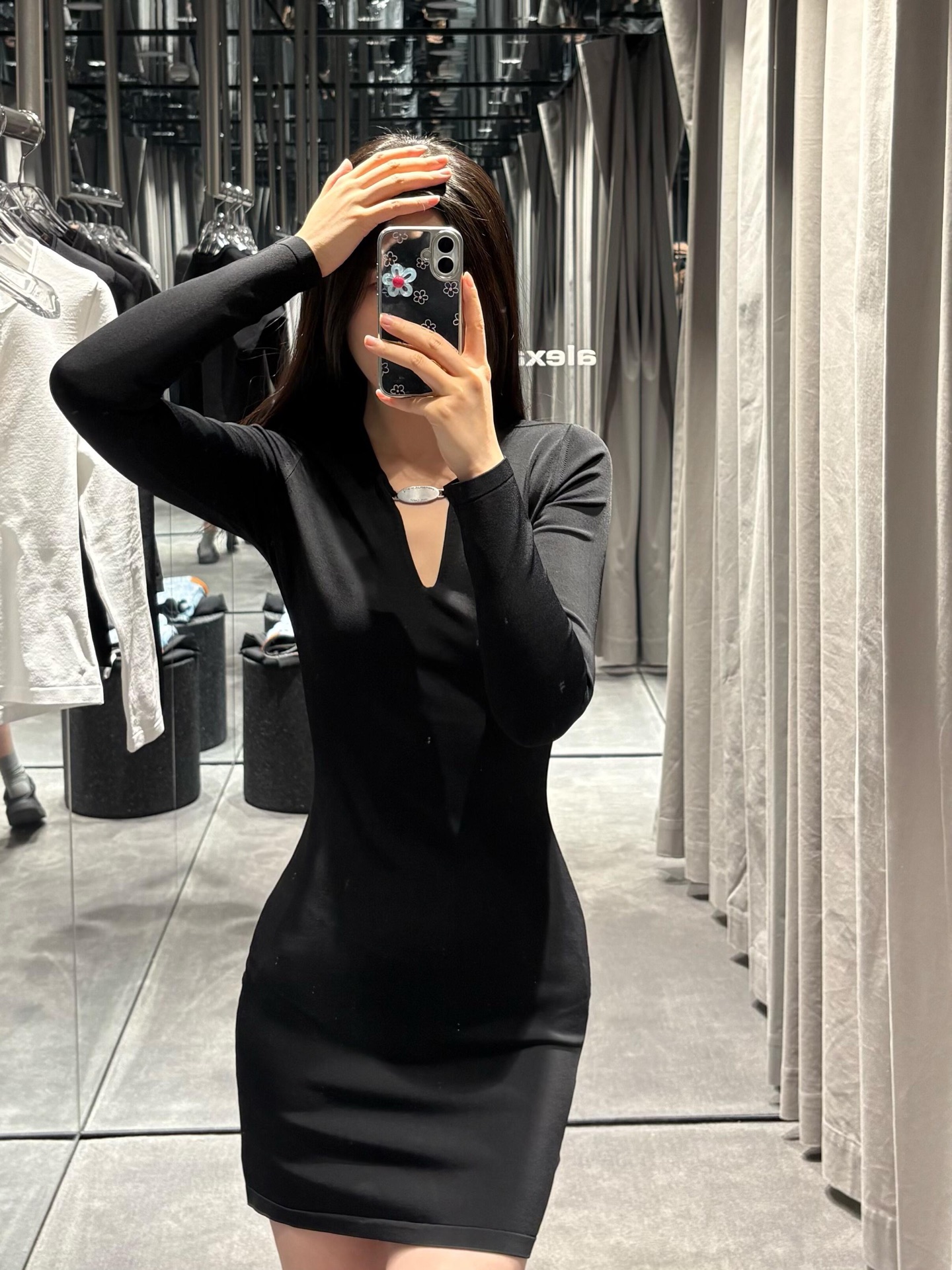 NO:732158,Alexand*r wang 26Ss early spring new style hollow slim knitted dress丨Exclusive high version!  Made of highly elastic, soft and waxy skin-friendly knitted fabric, it fits the curves of the body like a second layer of skin, outlining the beautiful proportions of the waist and hips. The exquisite hollow design on the neckline is the finishing touch, revealing the delicate collarbone and neck lines, hiding a sultry little thought in simplicity. The long-sleeved design balances the short  The sexy nature of the skirt allows the overall look to find a perfect balance between hotness and elegance. The classic pure black color comes with a slimming filter. Whether it is paired with pointed boots to create a cool street style, it can be easily controlled. Available in stock S/M/L, boots, skirts,19860909Alexand*r wang 26Ss早春新款 镂空修身针织连衣裙丨独家高版出品！采用高弹软糯的亲肤针织面料,如第二层肌肤般贴合身体曲线,勾勒出腰臀的优美比例.领口的精巧镂空设计是点睛之笔,露出精致锁骨与颈部线条,在简约中暗藏撩人小心思.长袖设计平衡了短裙的性感,让整体造型在火辣与优雅间找到了完美平衡点.经典的纯黑配色自带显瘦滤镜,无论是搭配尖头靴打造酷飒街头风,都能轻松驾驭.现货发售S/M/L,,boots,skirts,,Women's clothing