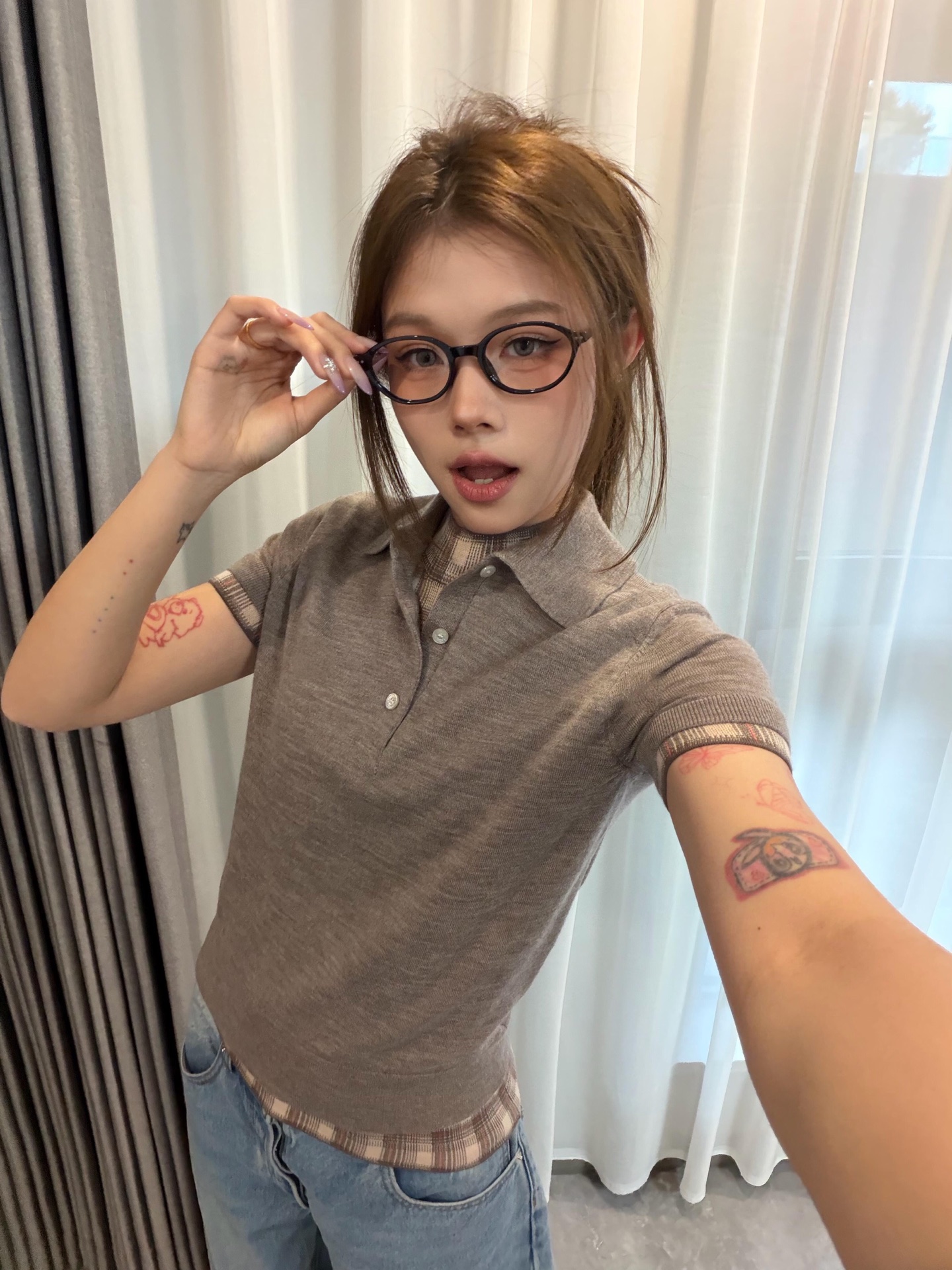 NO:732212,Acne Studi*s 26Ss new early spring fake two-piece polo collar plaid wool knitted short-sleeved top | Exclusively developed by yb!  High quality production!  It is based on the classic Polo collar and incorporates a fake two-piece plaid splicing design to break the monotony. It is made of fine wool knitted fabric, with a soft velvet feel, and is warm and breathable when worn close to the skin. The slim cut neatly outlines the figure, and the plaid edges on the cuffs and hem echo the overall details. It can easily create a relaxed and high-end feel for daily commuting or casual outings. Ready for sale S/M/L,,acne studios,T-shirt,19860909Acne Studi*s 26Ss早春新款 假两件polo领格纹羊毛针织短袖上衣丨独家yb开发！高版出品！以经典Polo领为基底,融合假两件格纹拼接设计,打破单调感.选用细腻羊毛针织面料,自带柔和绒感,贴肤穿着兼具保暖性与透气性.修身剪裁利落勾勒身形,袖口与下摆的格纹包边呼应整体细节,日常通勤或休闲出街都能轻松营造松弛高级感.现货发售S/M/L,,acne studios,T-shirt,,Women's clothing