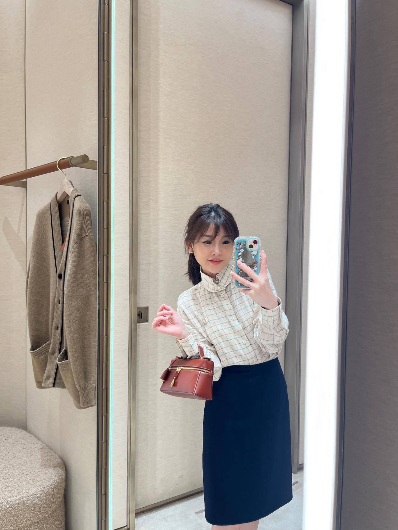 NO:740559,Loro P*na 26Ss new early spring linen yarn-dyed plaid swallowtail collar shirt | Exclusively developed by yb!  High quality production!  It is the texture choice for the workplace and daily life. The natural linen fiber has its own breathable texture, and the warm beige-colored plaid is embellished with red and green thin lines, which is low-key and hides exquisite details. The iconic swallowtail collar design is neat and stylish, showing relaxed elegance when worn alone. Layered with a vest or knitted cardigan to add a sense of layering, it can easily adapt to the changeable weather in early spring and inject a sense of luxury into commuting wear. Ready for sale S/M/L, loro piana, shirts,19860909Loro Pi*na 26Ss早春新款 亚麻色织格子燕尾领衬衫丨独家yb开发！高版出品！是职场与日常的质感之选.天然亚麻纤维自带透气肌理,温润米底色织格纹融入红、绿细线条点缀,低调中暗藏精致细节.标志性燕尾领设计利落有型,单穿尽显松弛优雅,叠穿马甲或针织开衫更添层次感,轻松适配早春多变天气,为通勤穿搭注入高级感.现货发售S/M/L,,loro piana,shirts,,Women's clothing