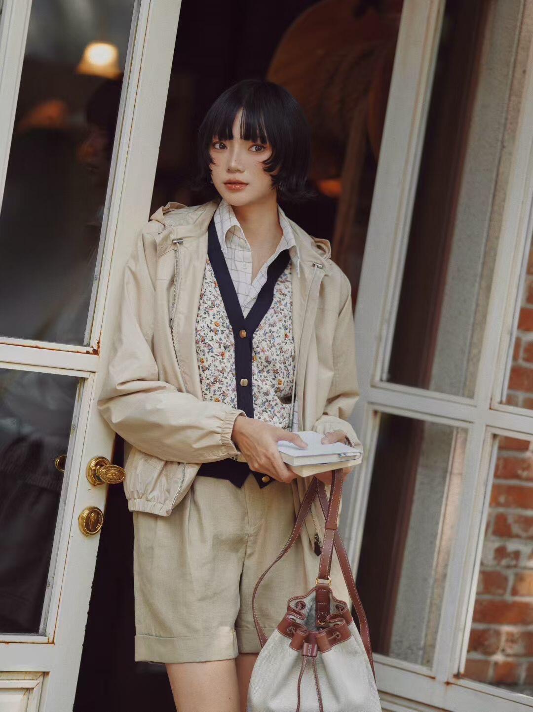 NO:732220,Loro P*na 26Ss new early spring windproof stand collar hooded jacket | Exclusively developed by yb!  High quality production!  It is made of lightweight and wear-resistant windproof fabric, which can effectively resist the cool spring breeze while maintaining breathability. The double protective design of stand-up collar + hood, with adjustable drawstring, can flexibly switch styles according to the weather. The neat loose tailoring is suitable for various inner wear, whether it is layered with a plaid shirt or a knitted cardigan, you can easily create a commuter style that is both functional and high-end. Ready for sale S/M/L,,loro piana,jackets & coats,jackets &  coats,shirts,hats,19860909Loro Pi*na 26Ss早春新款 防风立领连帽夹克外套丨独家yb开发！高版出品！采用轻盈耐磨的防风面料,在保持透气性的同时,能有效抵御微凉的春风.立领+连帽的双防护设计,搭配可调节抽绳,可根据天气灵活切换造型.利落的宽松剪裁适配各种内搭,无论是叠穿格纹衬衫还是针织开衫,都能轻松打造兼具功能性与高级感的通勤造型.现货发售S/M/L,,loro piana,jackets & coats,jackets & coats,shirts,hats,,Women's clothing