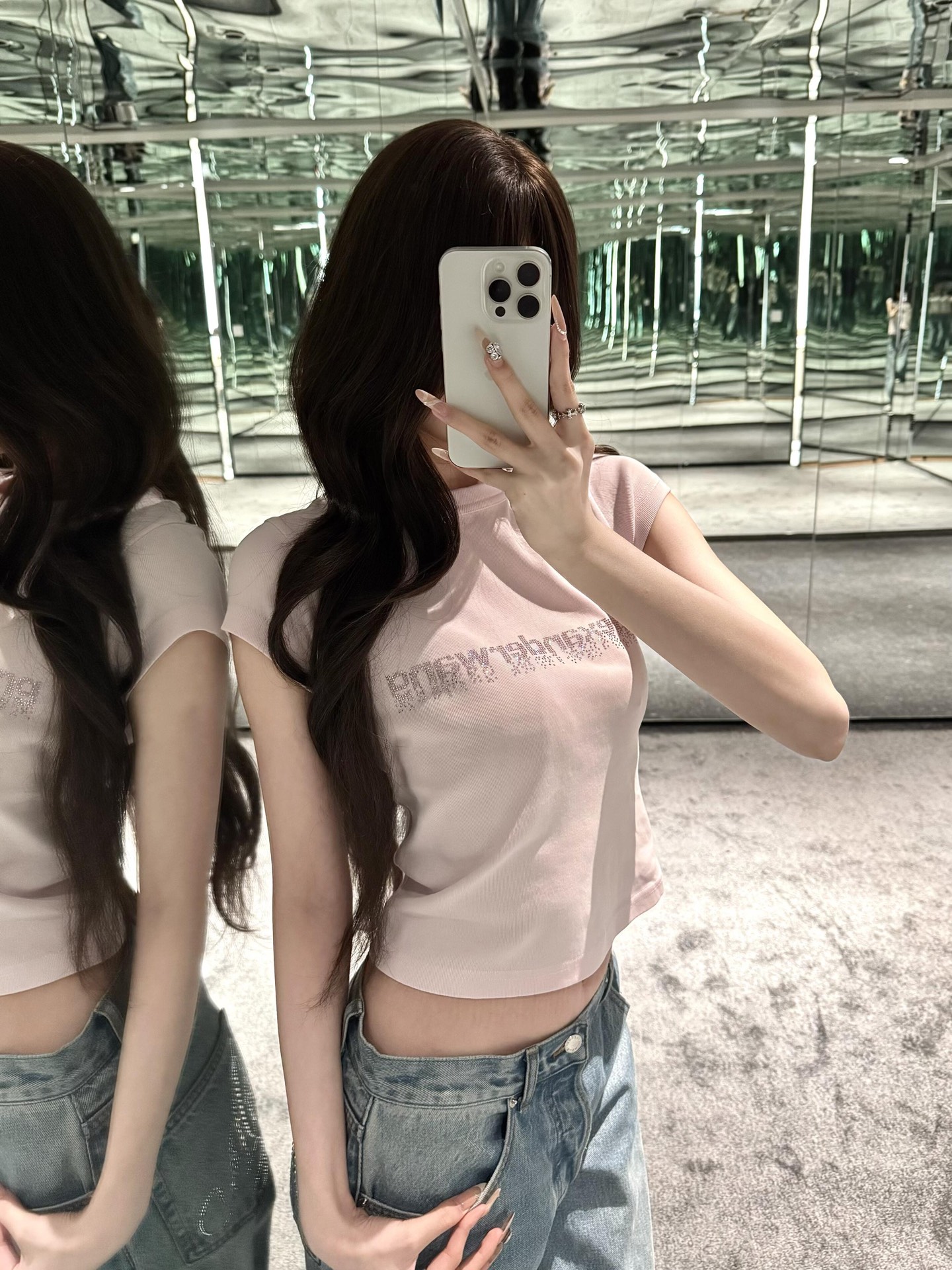 NO:732874,Alexand*r wang 26Ss early spring new style pink hot diamond round neck short-sleeved T-shirt丨exclusively developed by yb!  High quality production!  It is an eye-catching tool for hot girls to go out on the street. The soft and waxy grooved knitted fabric fits the body shape and has a slight stretch for comfort. The short version accurately exposes the waistline, visually transforming into a nine-headed figure. The full-frame diamond letters on the chest blingbling under the light, which is a low-key hidden edge.  The finishing touch, wear wide-leg jeans every day to look like a casual American hot girl, wear a short skirt to become a sweet and cool girl, and easily create an eye-catching look in early spring. Available in stock, S/M/L, skirts, jeans, T-shirts, tees, t-shirts,19860909Alexand*r wang 26Ss早春新款 粉色烫钻圆领短袖T恤丨独家yb开发！高版出品！是辣妹出街的吸睛利器.软糯的坑条针织面料贴合身形,自带微弹的舒适感,短款版型精准露出腰线,视觉上秒变九头身.胸前的满幅烫钻字母在光线下blingbling闪烁,是低调中暗藏锋芒的点睛之笔,日常配阔腿牛仔裤是随性美式辣妹,搭短裙又变甜酷少女,轻松拿捏早春吸睛造型.现货发售S/M/L,,skirts,jeans,T-shirt,tees，t-shirt,,Women's clothing