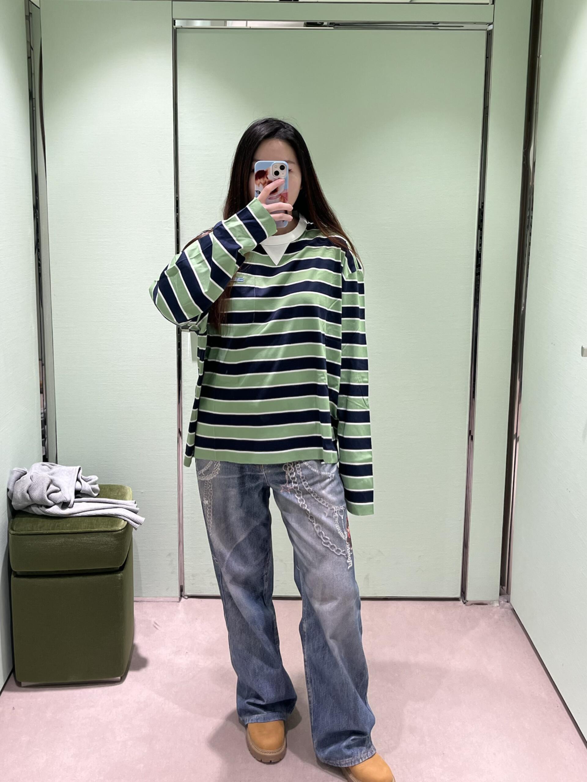 NO:732896,Prad* 26Ss early spring new black and green striped round neck long-sleeved T-shirt | Exclusively developed by yb!  Top quality production!  Awaken the vitality of spring with retro contrasting stripes. Made of breathable and crisp cotton fabric, the loose-shouldered silhouette creates a lazy and relaxed feeling, and the iconic logo on the chest low-key highlights the brand texture. It can be worn alone to create a casual street style, or layered with a shirt or sweater to adapt to the temperature difference in early spring. It is a versatile style item in the wardrobe. Ready for sale S/M/L, prada, shirts, tees, t-shirt,19860909Prad* 26Ss早春新款 黑绿条纹圆领长袖T恤丨独家yb开发！顶级高版出品！以复古撞色条纹唤醒春日活力.采用透气挺括的棉质面料,宽松落肩版型营造慵懒松弛感,胸口标志性徽标低调彰显品牌质感.可单穿打造随性街头风,也可叠穿衬衫或针织衫适配早春温差,是衣橱里的百搭型格单品.现货发售S/M/L,,prada,shirts,tees，t-shirt,,Women's clothing