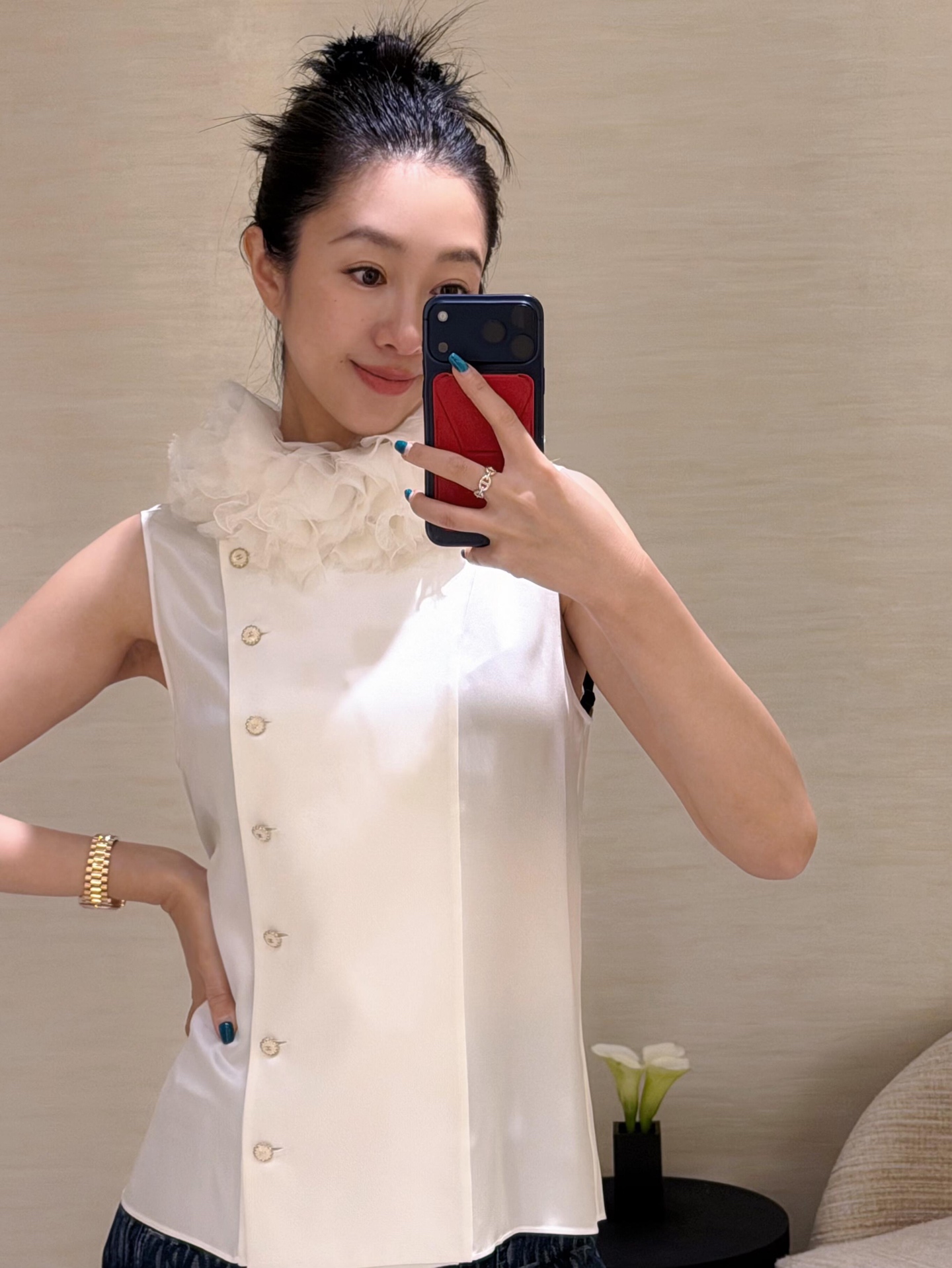 NO:733621,Cha*el 25K Advanced Handicraft Workshop Series Stand Collar Sleeveless Top丨Exclusively developed by yb!  High quality production!  French elegance is interpreted with workshop-level handcraftsmanship. The lustrous satin is paired with a layered organza stand-up collar, and the asymmetrically arranged crystal diamond buttons are like starlight embellishments, incorporating soft elements into the minimalist silhouette. Whether it is paired with a skirt from the same series to create an evening look, or paired with jeans to unlock a sense of daily sophistication, it can be the finishing touch of the look. Available now in S/M/L, skirts, jeans,19860909Cha*el 25K高级手工坊系列 立领无袖上衣丨独家yb开发！高版出品！以工坊级手工工艺诠释法式优雅.莹润缎面搭配层叠欧根纱立领,不对称排列的水晶钻扣如星光点缀,在极简廓形中融入柔美元素.无论是搭配同系列半裙打造晚宴造型,还是配牛仔裤解锁日常精致感,都能成为造型的点睛之笔.现货发售S/M/L,,skirts,jeans,,Women's clothing