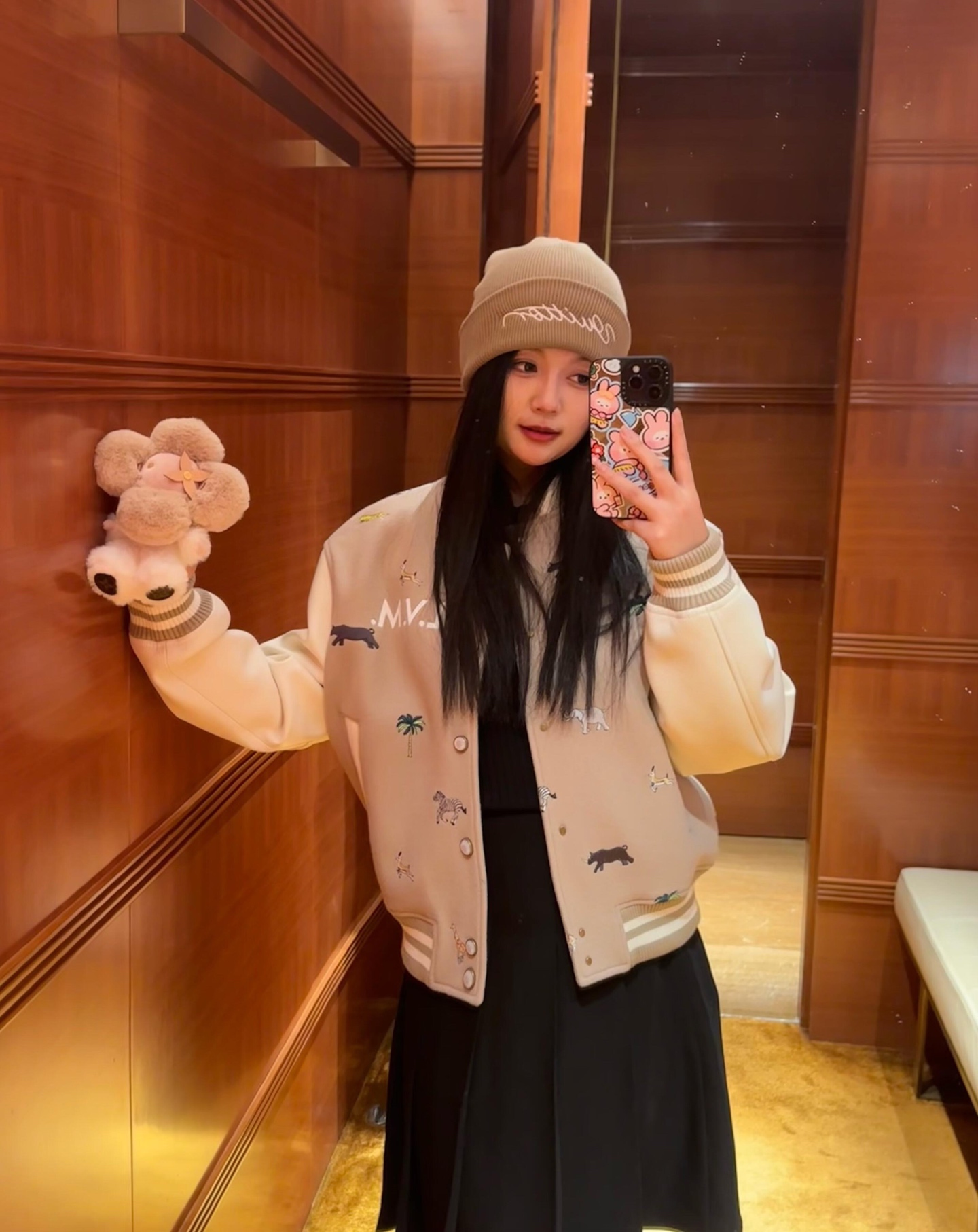 NO:734181,Louis Vuit*on 26Ss new early spring new patchwork embroidered baseball jacket丨Exclusive high-end version!  Based on the iconic retro baseball uniform, the camel wool blended body is spliced with off-white grained leather in contrasting colors, and the neat lines outline a relaxed silhouette. The body is fully printed with embroidery of African animals such as giraffes, zebras, and elephants, and is paired with palm tree patterns and letter logos on the chest.  The travel spirit and childlike aesthetics are cleverly combined. The striped webbing details on the ribbed collar, cuffs and hem continue the classic sports genes and are suitable for daily commuting and holiday outings. It is a high-quality item that breaks the style boundaries. Available now in S/M/L, Louis.  vuitton,jackets & coats,19860909Louis Vuit*on 26Ss早春新款 拼接刺绣棒球服外套丨独家高版出品！以标志性复古棒球服版型为基底,驼色羊毛混纺衣身与米白粒面皮革拼接撞色,利落线条勾勒松弛廓形.衣身满印长颈鹿、斑马、大象等非洲动物刺绣,搭配棕榈树图案与胸前字母标识,将旅行精神与童趣美学巧妙融合.罗纹领口、袖口与下摆的条纹织带细节,延续经典运动基因,适配日常通勤与假日出游,是打破风格边界的高质感单品.现货发售S/M/L,,louis vuitton,jackets & coats,,Women's clothing