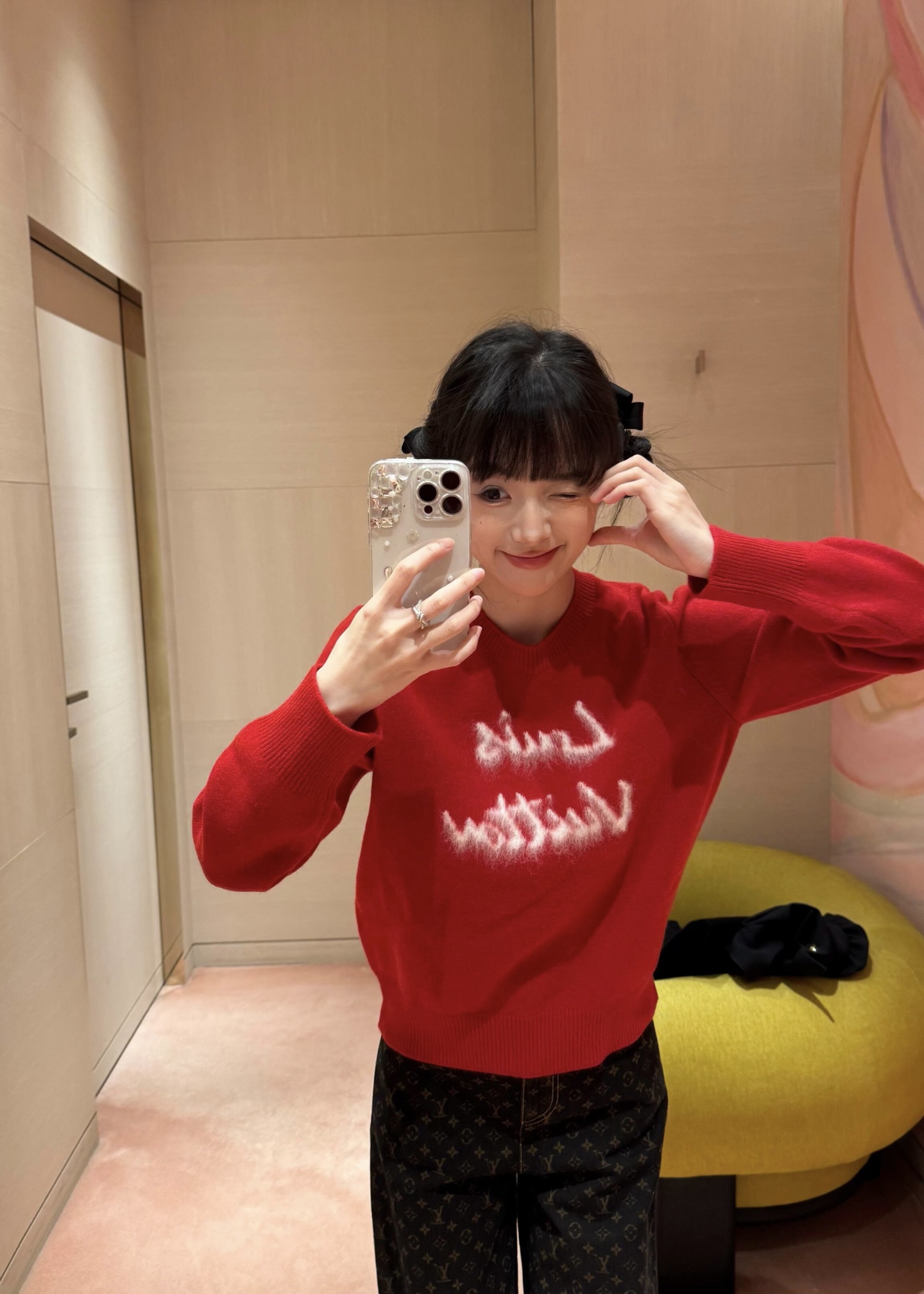 NO:734677,Louis Vuit*on 26Ss new year limited edition letter jacquard knitted red cashmere sweater丨exclusively developed by yb!  High quality production!  It uses a warm and rich red as the background color, echoing the festive atmosphere of the New Year, incorporating the iconic letter jacquard, and using soft and fluffy white sheep wool material, which presents a three-dimensional velvet feel on the cashmere base, which is more visually layered and recognizable. The top-grade cashmere fabric is selected, feeling as light as a cloud, skin-friendly, and warm.  It has excellent sex, the loose short silhouette is neat and slimming, and can cleverly optimize body proportions. It can be easily matched with jeans, leather pants or skirts. Whether it is visiting relatives and friends during the New Year or going out daily, it can become the focus of attention. It is a must-have luxury product for green fans to welcome the New Year. Available now in S/M/L, Louis  vuitton,skirts,jeans,sweaters,19860909Louis Vuit*on 26Ss新年限定新款 字母提花针织红色山羊绒毛衣丨独家yb开发！高版出品！以热烈浓郁的正红为底色,呼应新年的喜庆氛围,融入标志性字母提花,采用柔软蓬松的白色绵羊毛毛材质,在羊绒基底上呈现出立体绒感,视觉上更具层次与辨识度.甄选顶级山羊绒面料,触感如云朵般轻盈亲肤,保暖性极佳,宽松短款廓形利落显瘦,能巧妙优化身材比例,搭配牛仔裤、皮裤或半裙都能轻松驾驭,无论是新年走亲访友还是日常出街,都能成为吸睛焦点,是绿迷迎接新春的必入奢品.现货发售S/M/L,,louis vuitton,skirts,jeans,sweaters,,Women's clothing