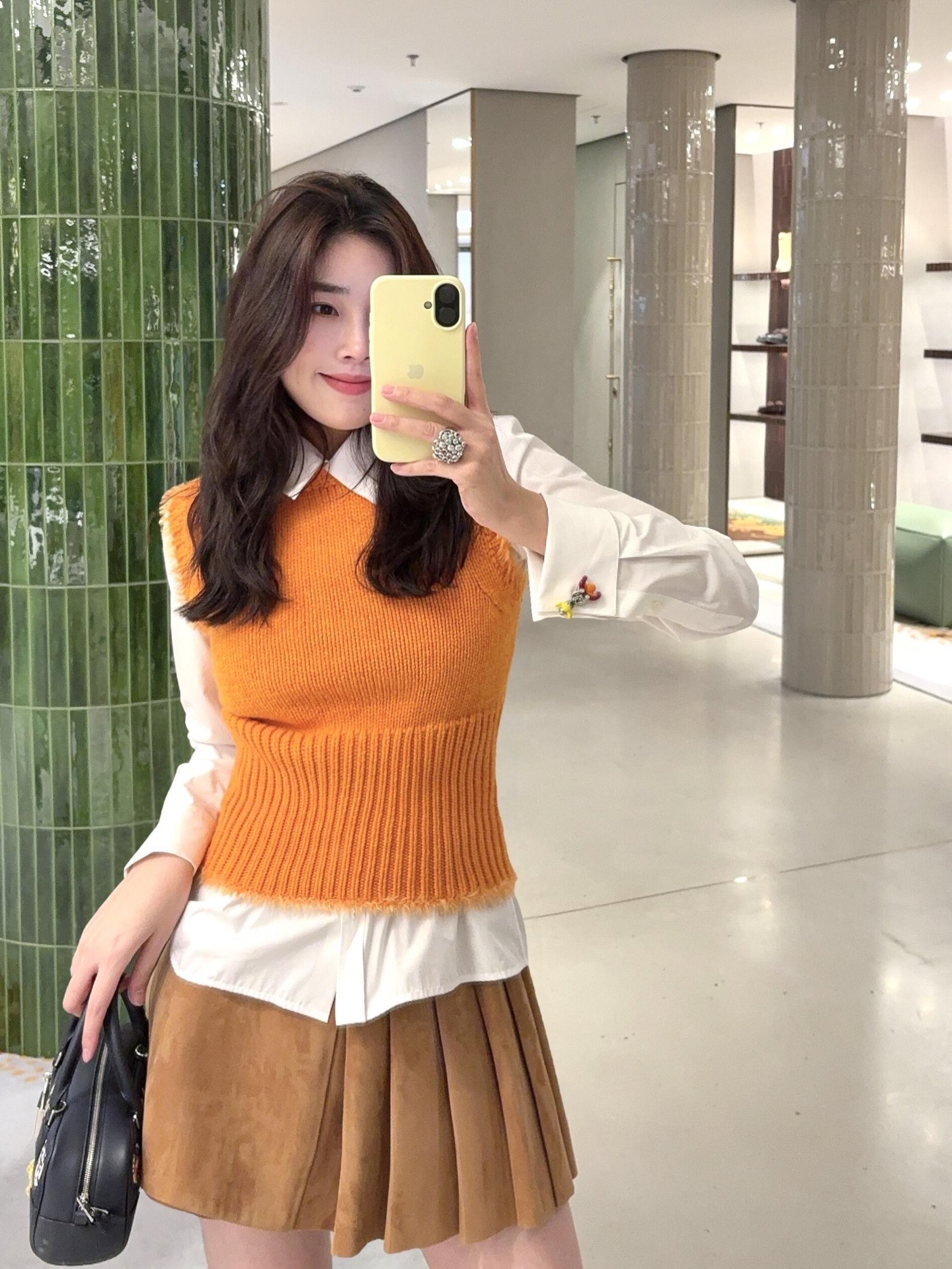 NO:734681,Loew* 26Ss early spring series orange wool knitted vest丨exclusively developed by yb!  Top quality production!  It is based on a vibrant warm orange color, injecting bright vitality into early spring. It is made of soft and skin-friendly wool blended fabric, with a delicate knitted texture on the surface, which is both warm and breathable. The upper part is knitted with flat knitting, and the lower part is designed with vertical pit strips to tighten the waist, which can cleverly outline the waistline, while the wool on the collar, cuffs and hem  The edge details add a casual and relaxed feel to the whole. You can layer shirts to create a college style, or pair them with T-shirts or suspenders to create a layered look. It is a versatile item in the early spring wardrobe to enhance the vitality of the look. Available in stock S/M/L, loewe, skirts, shirts, tees, t-shirt,19860909Loew* 26Ss早春系列 橘色羊毛针织马甲丨独家yb开发！顶级高版出品！以充满活力的暖橘色为基调,为早春注入明媚生机.采用柔软亲肤的羊毛混纺面料,表面呈现细腻的针织肌理,兼具保暖性与透气性.上半部分为平针编织,下半部分转为竖坑条收腰设计,能巧妙勾勒腰线,同时领口、袖口与下摆处的毛边细节,为整体增添随性松弛感.既可叠穿衬衫打造学院风,也能搭配T恤或吊带裙塑造层次感,是早春衣橱中提升造型活力的百搭单品.现货发售S/M/L,,loewe,skirts,shirts,tees，t-shirt,,Women's clothing