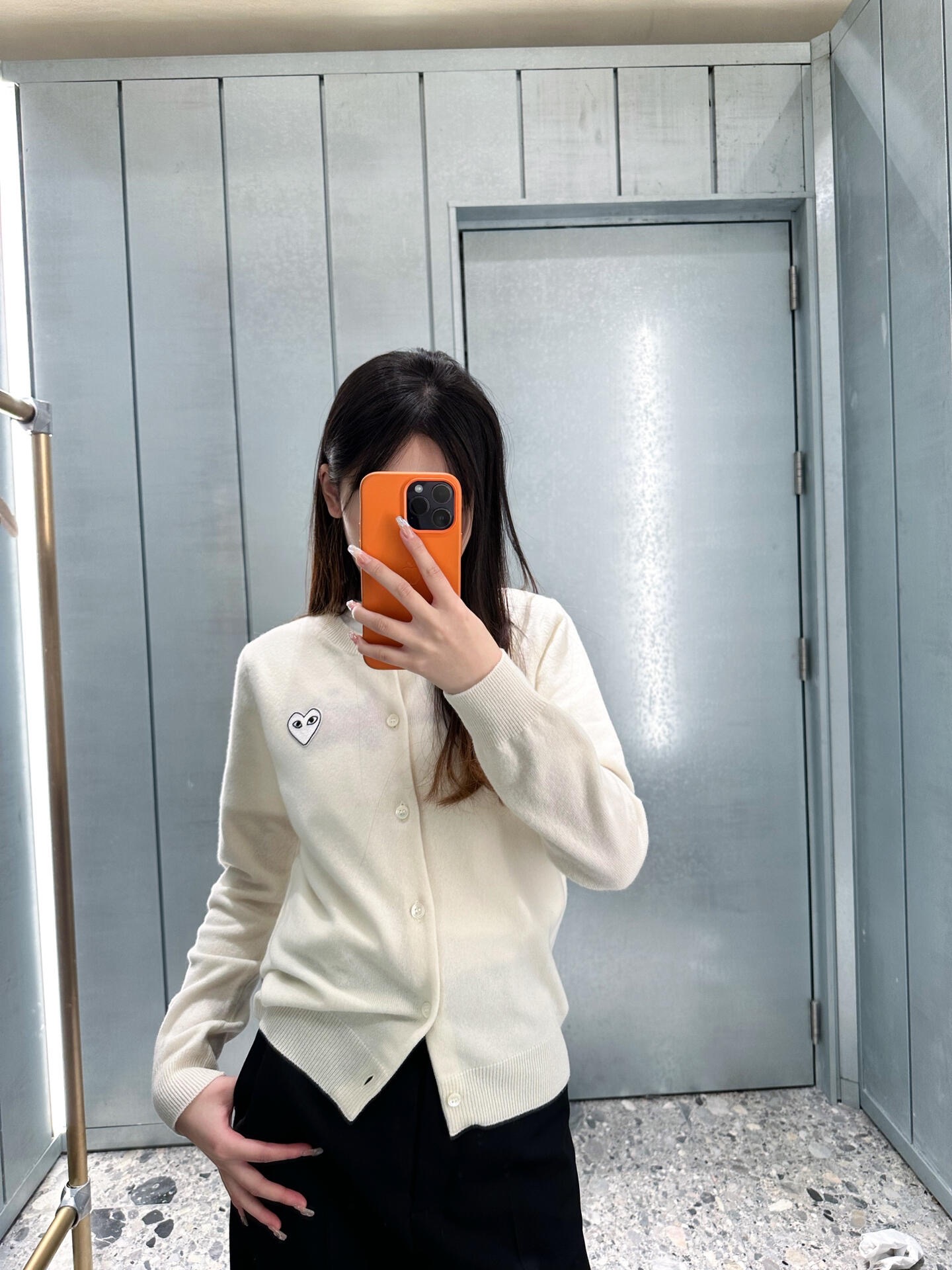 NO:734689,PL*Y COM*E des GARC*NS 26Ss early spring series micro-label round neck wool knitted cardigan丨Exclusive high-end version!  With the iconic 'love + eyes' logo as the soul, it is embellished on the pure off-white wool knitted base, continuing the iconic minimalist and playful style. The fine wool blended fabric is selected, soft to the touch and skin-friendly, with both warmth and breathability. The round neck and single-breasted design are simple and neat, and the loose silhouette is suitable for all kinds of  They are very tolerant for body shapes. They can be worn alone to create a casual everyday look, or as a jacket layered with a T-shirt or suspenders. It is a versatile and unobtrusive classic item in the early spring wardrobe. Whether commuting or leisure, it can add a touch of iconic fun to the look. Available in stock S/M/L,,jackets  & coats,tees,t-shirt,19860909PL*Y COM*E des GARC*NS 26Ss早春系列 微标圆领羊毛针织开衫丨独家高版出品！以标志性的“爱心+眼睛”徽标为灵魂,点缀在纯净米白的羊毛针织基底上,延续标志性的极简玩味风格.精选细腻羊毛混纺面料,触感柔软亲肤,兼具保暖性与透气性,圆领与单排扣设计简约利落,宽松廓形对各种身材都极具包容性.既可单穿打造随性日常感,也能作为外套叠穿T恤或吊带,是早春衣橱中百搭不挑人的经典单品,无论通勤还是休闲,都能为造型增添一抹标志性的趣味感.现货发售S/M/L,,jackets & coats,tees，t-shirt,,Women's clothing