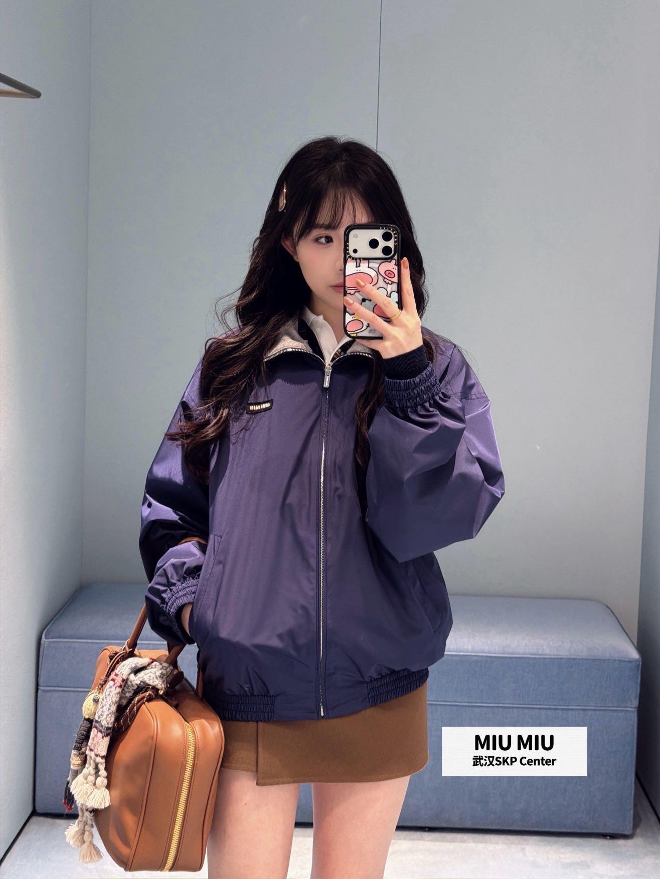 NO:735143,MiuM*u 25Ss early spring new zipper long-sleeved lapel jacket | Exclusively developed by yb!  Top quality production!  It is made of windproof nylon fabric with a matte texture, which has a soft drape and a delicate luster under different lights. The iconic contrasting lapel design breaks the calmness of the dark purple tone and echoes the iconic retro college atmosphere. The loose shoulder cut with elastic cuffs and hem can not only modify the body shape, but also be suitable for layering.  Demand. Wear it with a striped Polo shirt or a plaid dress, and you can easily create a relaxed yet sophisticated spring look. The mini logo on the chest discreetly points out your identity, making this jacket a versatile choice for daily outings and commuting. Available now in S/M/L,, miumiu, skirts, jackets  & coats,jackets & coats,19860909MiuM*u 25Ss早春新款 拉链长袖翻领夹克外套丨独家yb开发！顶级高版出品！选用哑光质感的防风尼龙面料,自带柔和的垂坠感,在不同光线下泛着细腻光泽.标志性的撞色翻领设计,打破了深紫色调的沉稳,呼应了标志性的复古学院氛围.宽松落肩剪裁配合松紧袖口与下摆,既能修饰身形,又能适配叠穿需求.内搭条纹Polo衫或格纹连衣裙,都能轻松打造松弛又精致的春日造型.胸前的迷你徽标低调点明身份,让这件外套成为日常出街与通勤的百搭之选.现货发售S/M/L,,miumiu,skirts,jackets & coats,jackets & coats,,Women's clothing