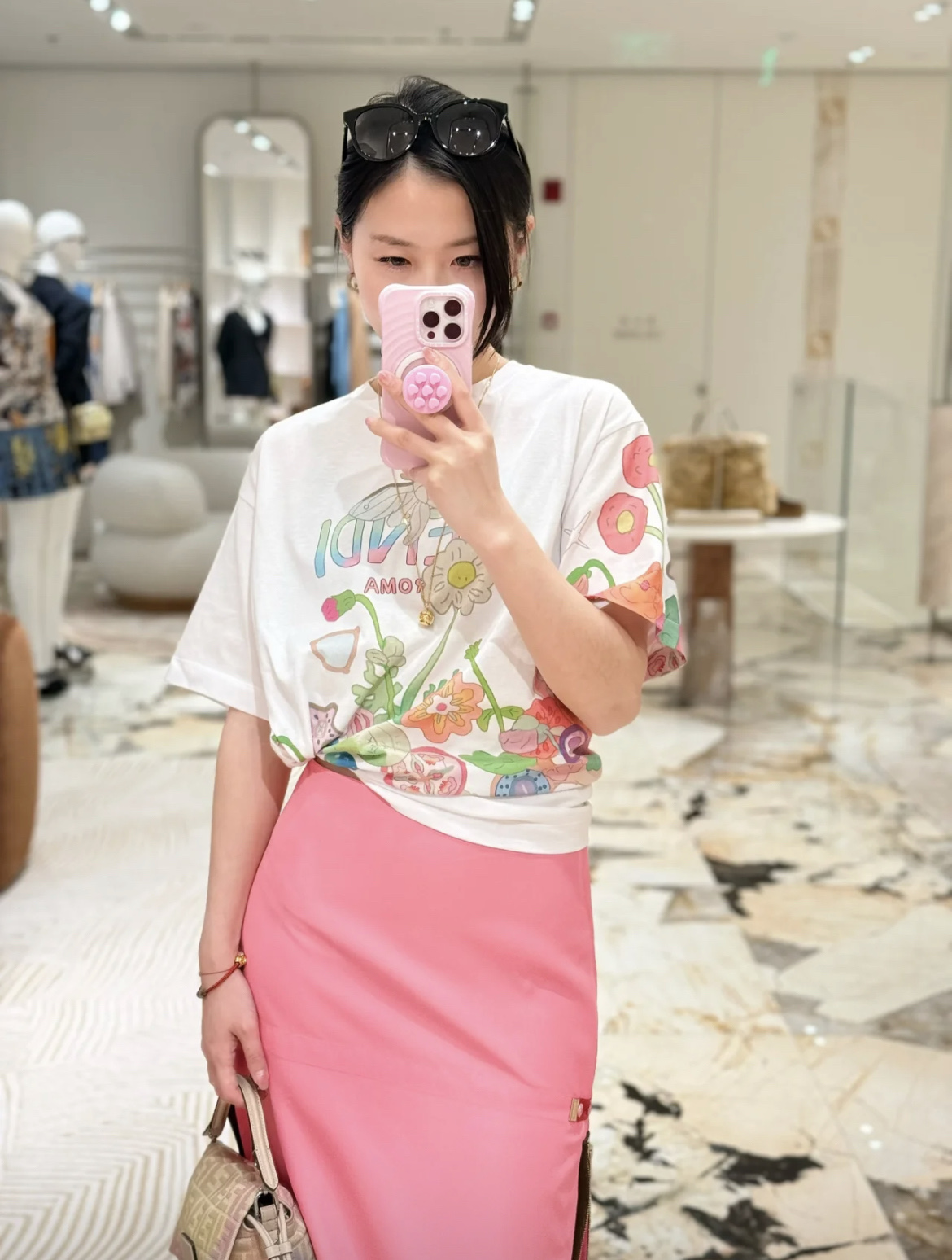 NO:740543,Fend* 26ss new spring and summer multi-color floral print round neck short-sleeved T-shirt | Exclusively developed by yb!  Top quality production!  Pure white is the base, bringing the colorful spring garden into the body of the garment. The soft macaron tones outline the blooming flowers and smart butterflies, and are matched with gradient color logos, which are fresh and playful. The loose shoulder cut is suitable for various body shapes, and the imported high-count cotton fabric has both crisp texture and skin-friendly breathability.  The hem can be knotted casually to create a waist-exposed look, and it can also be worn with skirts and jeans to easily go out on the street. It is the finishing touch to unlock the sweet and cool style of spring and summer. Available in stock S/M/L, fendi, skirts, jeans, T-shirt, tees, t-shirt,19860909Fend* 26ss春夏新款 多色花卉印花圆领短袖T恤丨独家yb开发！顶级高版出品！纯白为底,将缤纷烂漫的春日花园搬进衣身.柔和的马卡龙色调勾勒出盛放的花朵与灵动蝴蝶,搭配渐变彩色标识,清新中透着俏皮活力.宽松落肩剪裁适配多元身形,进口高支棉面料兼具挺括质感与亲肤透气性,可随性下摆打结打造露腰造型,也能搭配半裙、牛仔裤轻松出街,是解锁春夏甜酷风格的点睛之选.现货发售S/M/L,,fendi,skirts,jeans,T-shirt,tees，t-shirt,,Women's clothing