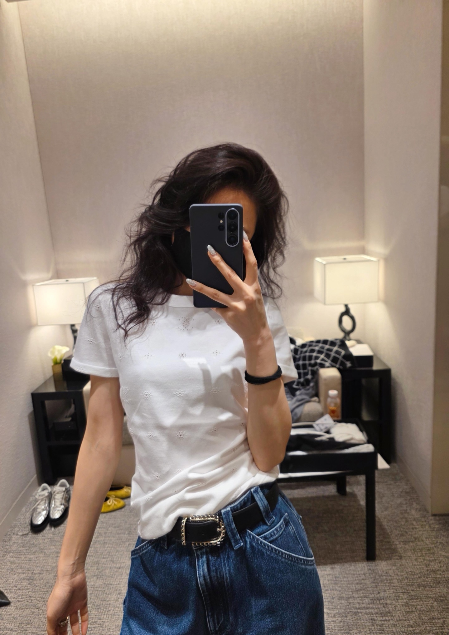 NO:735155,Chane* 26C Advanced Handicraft Workshop Series New Hollow Flower Double C Embroidery Round Neck Short Sleeve T-shirt丨Exclusive high-end version!  Based on minimalist pure white, the iconic Double C logo and exquisite hollow flower embroidery are integrated into the body of the garment. The delicate hollow patterns are scattered and distributed, showing a looming and transparent texture under the light. The Double C embroidery is embellished among them, showing low-key recognition. It is made of high-count cotton blended fabric, which has both silky drape and skin-friendly breathability, and is fitted and tailored.  It fits the body shape and can be worn with jeans for a casual everyday look, or with a skirt for an elegant French style. It is an essential wardrobe item that can be easily adapted to various scenes. Available now in S/M/L, chanel, skirts, jeans, T-shirt, tees, t-shirt,19860909Chane* 26C高级手工坊系列新款 镂空花朵双c刺绣圆领短袖T恤丨独家高版出品！以极简纯白为基底,将标志性的双C标识与精致镂空花朵刺绣融入衣身.细腻的镂空花纹错落分布,在光线下呈现若隐若现的通透质感,双C刺绣点缀其间,低调流露辨识度.选用高支棉混纺面料,兼具丝滑垂坠感与亲肤透气性,合身剪裁贴合身形线条,可搭配牛仔裤打造随性日常,也能配半裙诠释优雅法式风情,是一件能轻松适配多场景的衣橱刚需单品.现货发售S/M/L,,chanel,skirts,jeans,T-shirt,tees，t-shirt,,Women's clothing