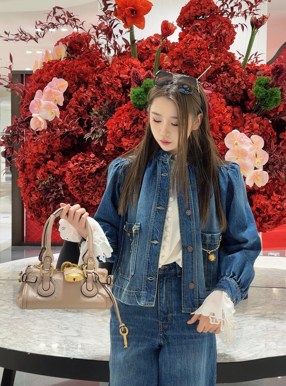 NO:740541,CHL* 26ss early spring new style dark blue stand-up collar pleated puff sleeves chain decorated denim jacket丨Exclusively developed by yb!  Top quality production!  The delicate pleats at the stand-up collar echo the full puff sleeves on the shoulders, blending retro palace style into straightforward denim, creating a unique femininity and toughness. The iconic golden chain and circular badge embellished on the front pocket are made of heavy washed denim fabric, which has been polished through multiple processes to create a natural distressed texture.  It is soft yet stiff. Pair it with wide-leg pants of the same series to create a casual French suit. Pair it with a lace shirt or knitted skirt to unlock more elegant possibilities. It is a rare style catalyst in your early spring wardrobe. Available now in S/M/L, skirts, jackets  & coats,shirts,19860909CHL* 26ss早春新款 深蓝立领褶皱泡泡袖链条装饰牛仔外套丨独家yb开发！顶级高版出品！立领处的细腻褶皱与肩头饱满的泡泡袖呼应,将复古宫廷风融入率性牛仔,碰撞出独特的柔美与硬朗.前袋点缀的标志性金色链条与圆形徽章,采用重磅水洗牛仔面料,经过多道工艺打磨出自然的做旧纹理,穿着柔软却不失挺括感,搭配同系列阔腿裤是随性自在的法式套装,内搭蕾丝衬衫或针织半裙则能解锁更多优雅可能,是早春衣橱里不可多得的风格催化剂.现货发售S/M/L,,skirts,jackets & coats,shirts,,Women's clothing