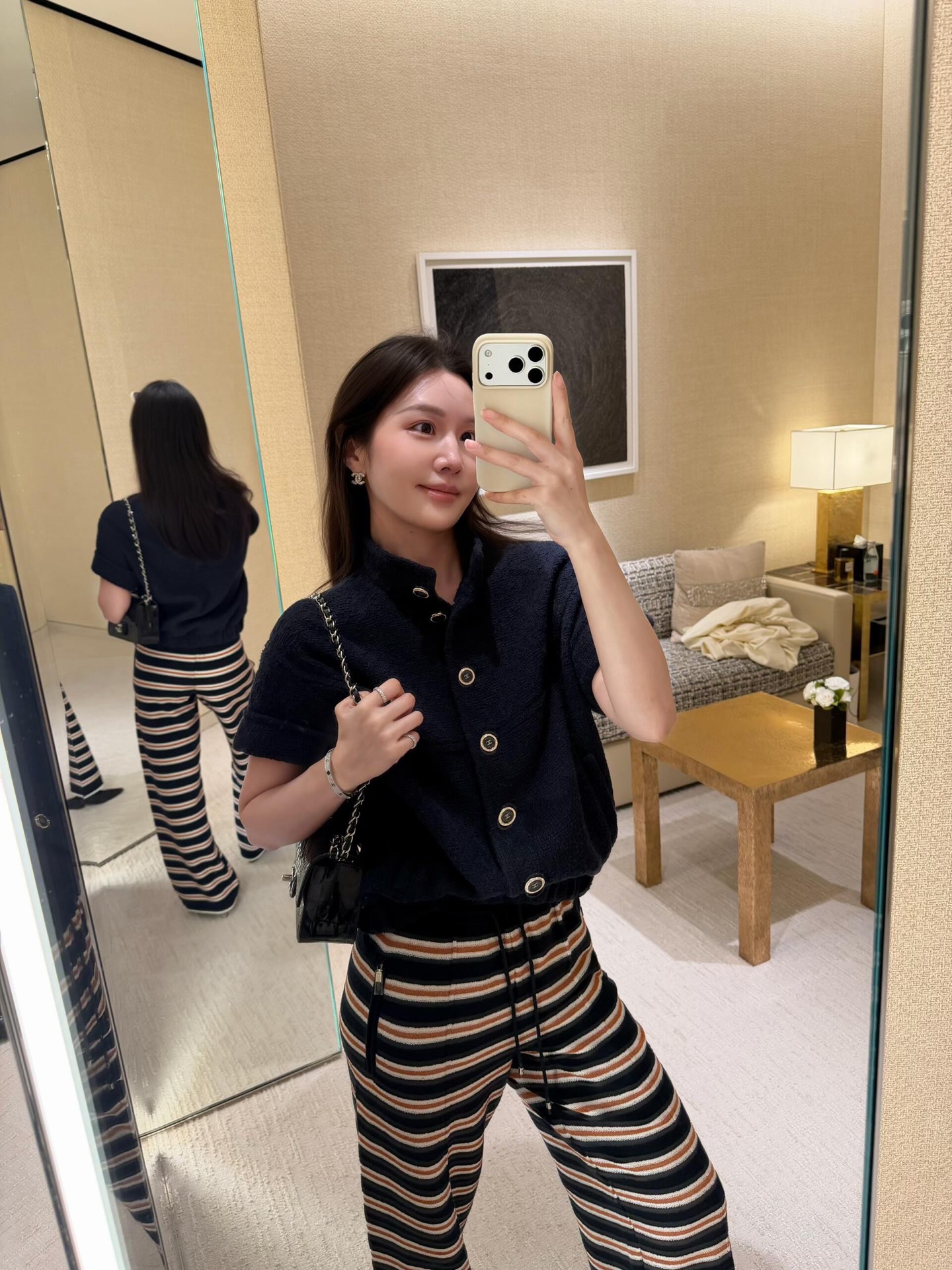 NO:738635,Chane* 26C Advanced Handicraft Workshop Series New Tweed Stand Collar Short Sleeve Jacket丨Exclusively developed by yb!  High quality production!  Made of iconic tweed, the combination of stand-up collar and short sleeves breaks the heavy feeling of traditional jackets and achieves a delicate balance between classic and modern. Navy blue and rose red two-tone colors are available, metal buttons continue the iconic details, and the elastic design of the hem adds relaxed vitality. Delicate tweed texture  With its own retro charm, whether paired with jeans to create a casual street feel, or combined with a skirt to create an elegant look, it can become the finishing touch in your early spring wardrobe. Available in stock S/M/L, chanel, skirts, jeans, jackets  & coats,T-shirt,19860909Chane* 26C高级手工坊系列新款 粗花呢立领短袖外套丨独家yb开发！高版出品！以标志性粗花呢为面料,立领与短袖的组合打破传统外套的厚重感,在经典与现代间达成精妙平衡.藏蓝与玫红双色调可选,金属纽扣延续标志性细节,下摆松紧设计增添松弛活力.细腻的粗花呢肌理自带复古韵味,无论是搭配牛仔裤打造随性街头感,还是与半裙组合出优雅造型,都能成为早春衣橱里的点睛之笔.现货发售S/M/L,,chanel,skirts,jeans,jackets & coats,T-shirt,,Women's clothing