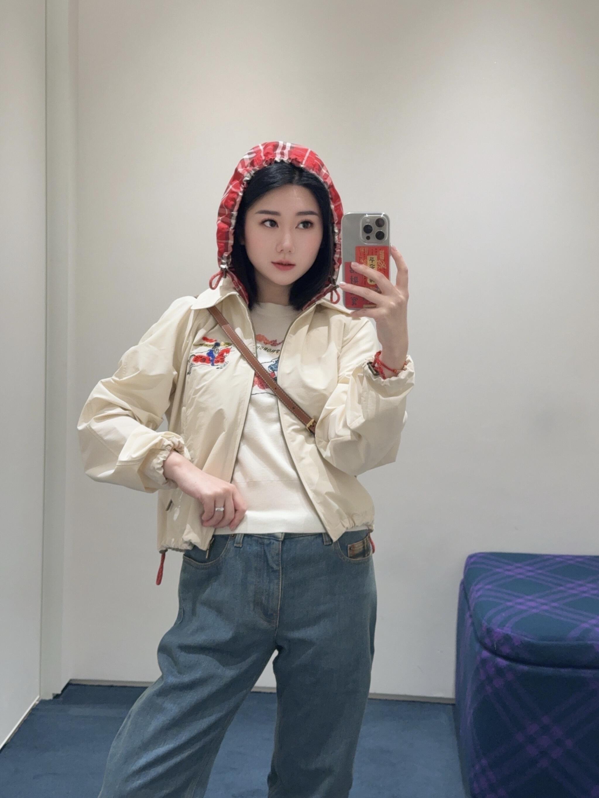 NO:736515,Burberr* 26Ss Early Spring New Year's Eve Series Hooded Short Jacket丨Exclusively developed by yb!  High quality production!  The off-white base carries British genes. The iconic war horse embroidery appears on the left chest. The red and black plaid hooded lining hides classic details. The drawstring hem and elastic cuffs neatly outline the body shape. The lightweight windproof fabric is both flexible and practical in spring, whether it is worn with  Paired with the same series of sweaters or denim items, you can switch between daily life and occasions freely. It is the finishing touch of the new year's wardrobe that has both a sense of ceremony and practicality. Available now in S/M/L, burberry, jackets  & coats,hats,19860909Burberr* 26Ss早春新禧贺岁系列 连帽短款外套丨独家yb开发！高版出品！以米白基底承载英伦基因.标志性战马刺绣跃于左胸,红黑格纹连帽内衬暗藏经典细节,抽绳收摆与松紧袖口利落勾勒身形.轻量防风面料兼顾春日灵动与实用,无论是搭配同系列针织衫还是牛仔单品,都能在日常与场合间自如切换,是新岁衣橱里兼具仪式感与实穿性的点睛之笔.现货发售S/M/L,,burberry,jackets & coats,hats,,Women's clothing